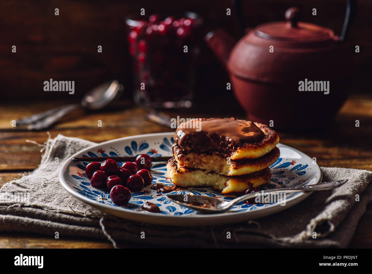 Quark Pfannkuchen mit Schokolade Topping, gefrorene Kirschen und ... Quark Pfannkuchen mit Schokolade Topping, gefrorene Kirschen und ...