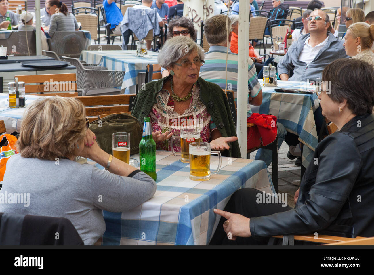 Frauen trinken Bier in einem Café auf dem Hauptplatz der Altstadt von Brasov, Rumänien Stockfoto