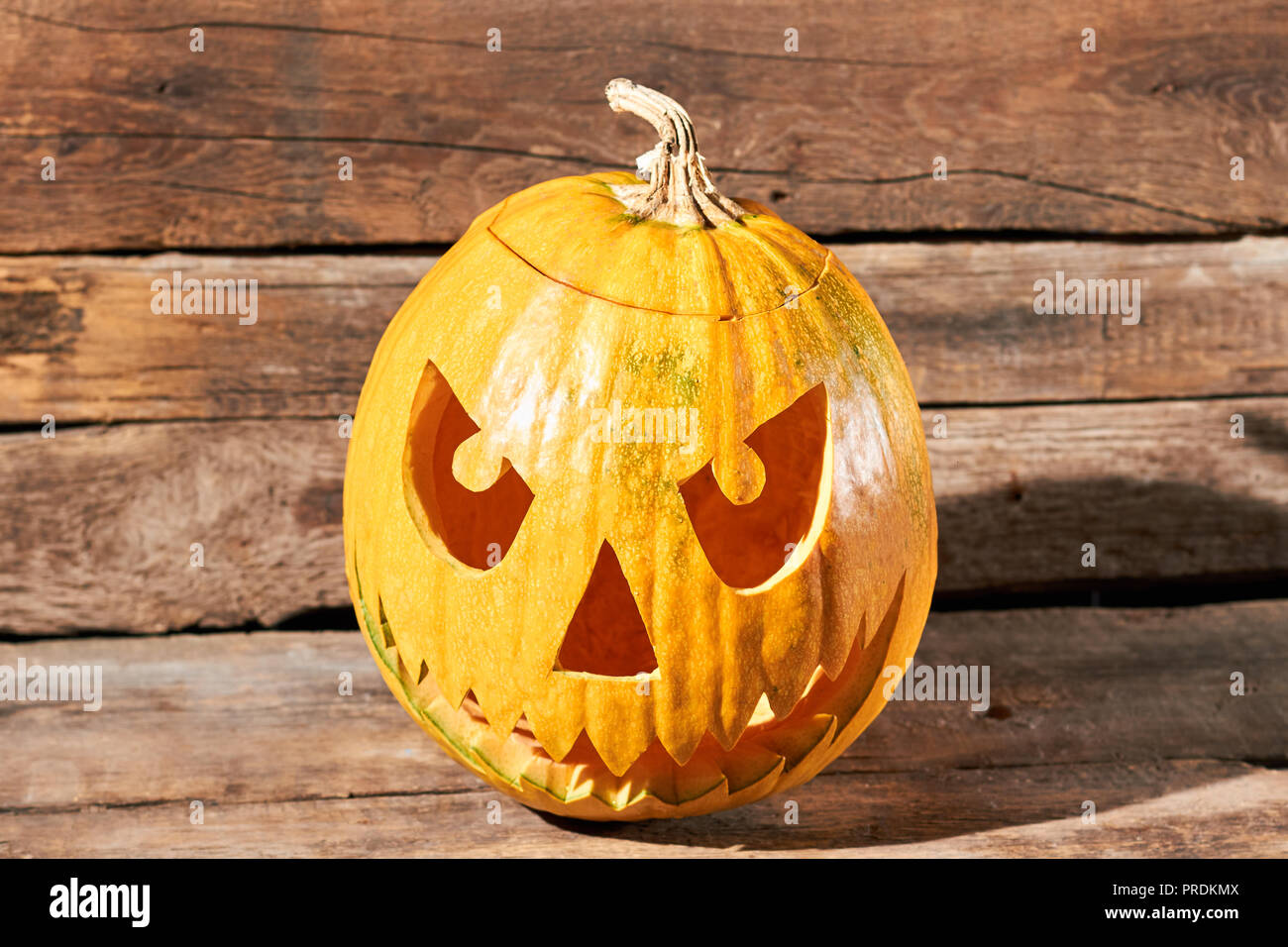 Spooky Halloween Kürbis auf Holz- Hintergrund. Stockfoto