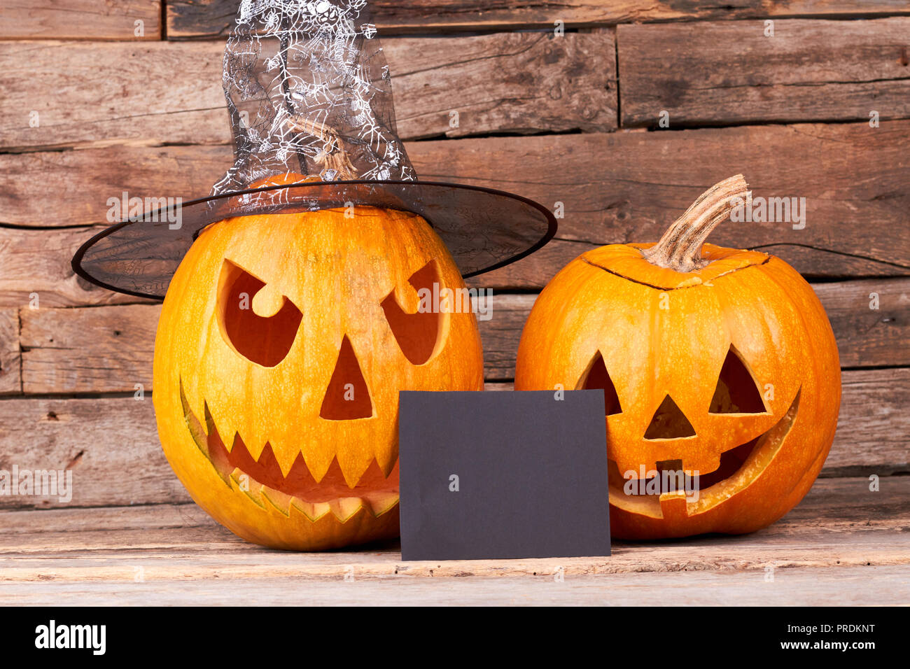 Halloween Kürbisse und schwarzes Papier Karte. Stockfoto