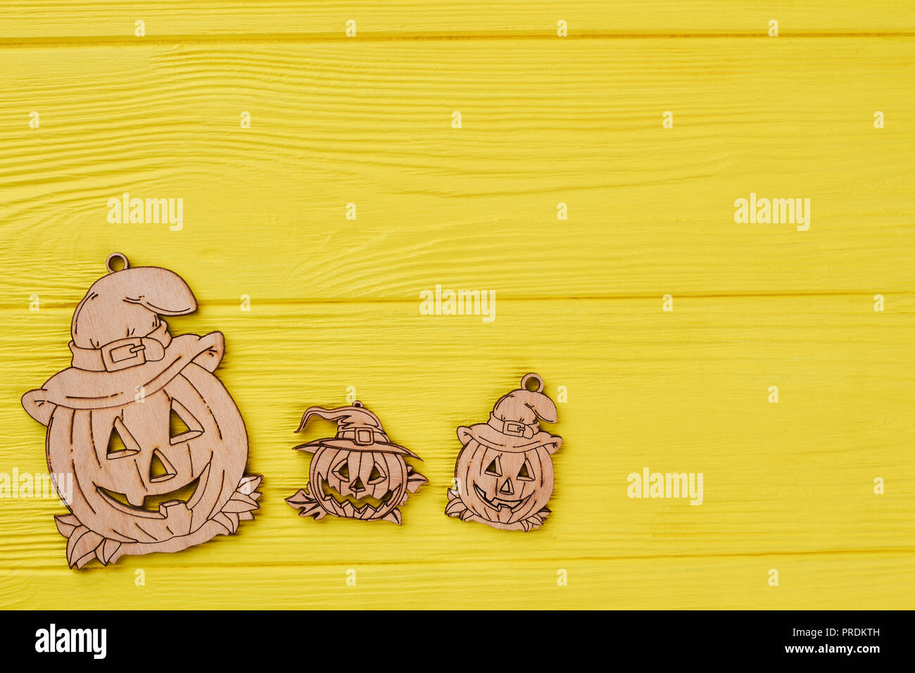 Holz- Kürbis tags auf gelben Hintergrund. Stockfoto