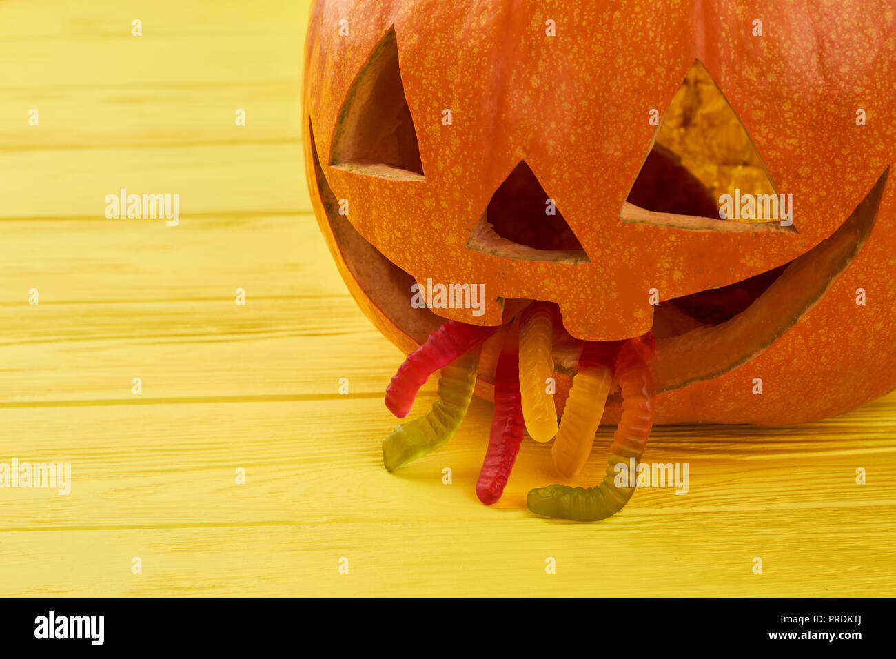 Halloween Kürbis mit Gelee Würmer in den Mund. Stockfoto