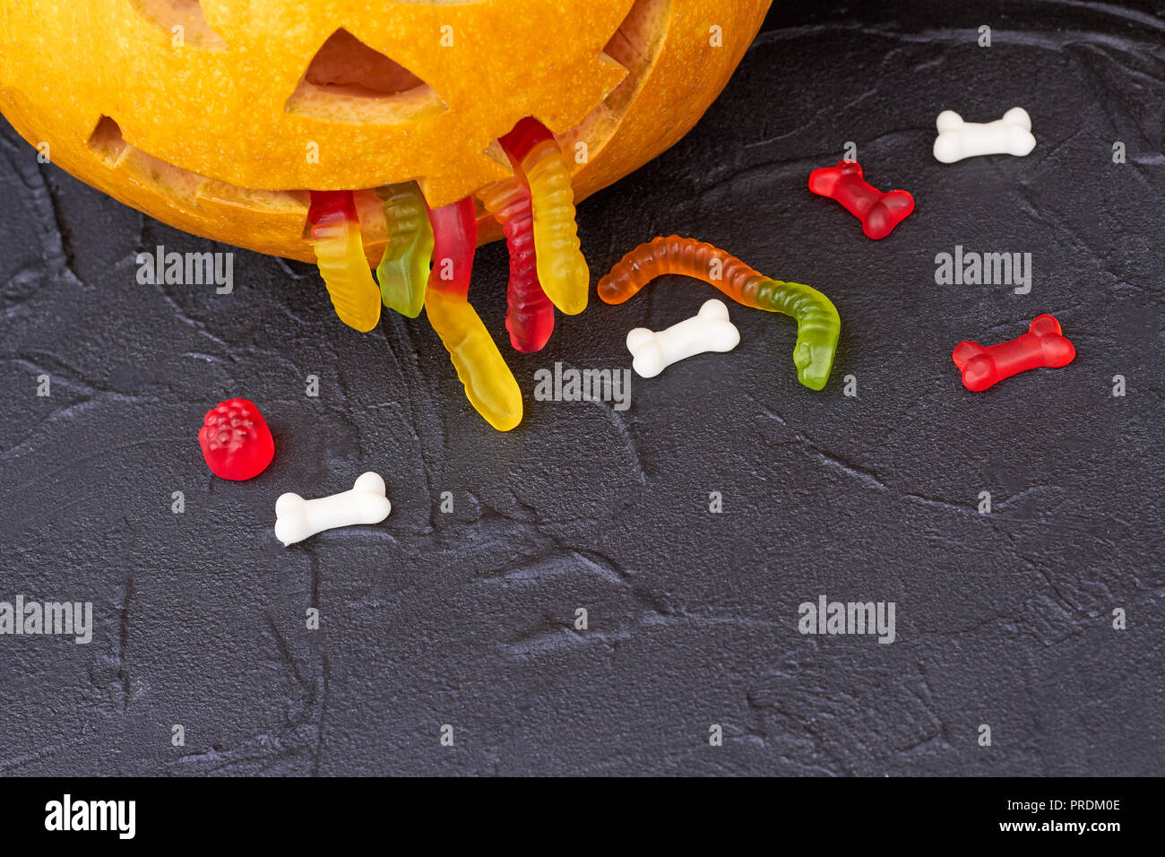Kürbis kotzen mit Gelee Worms. Stockfoto