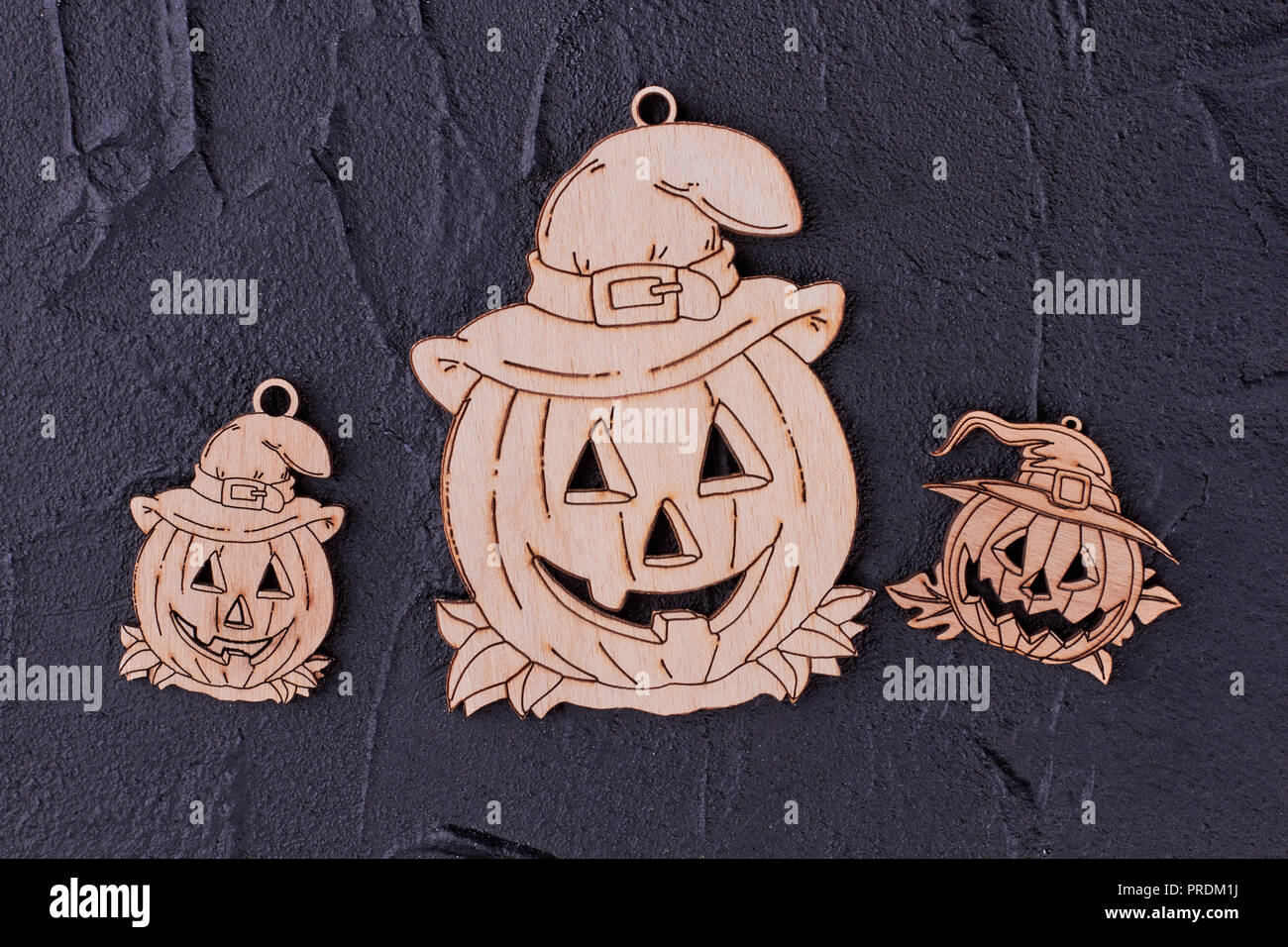 Holz- Kürbis tags auf schwarzem Hintergrund. Stockfoto