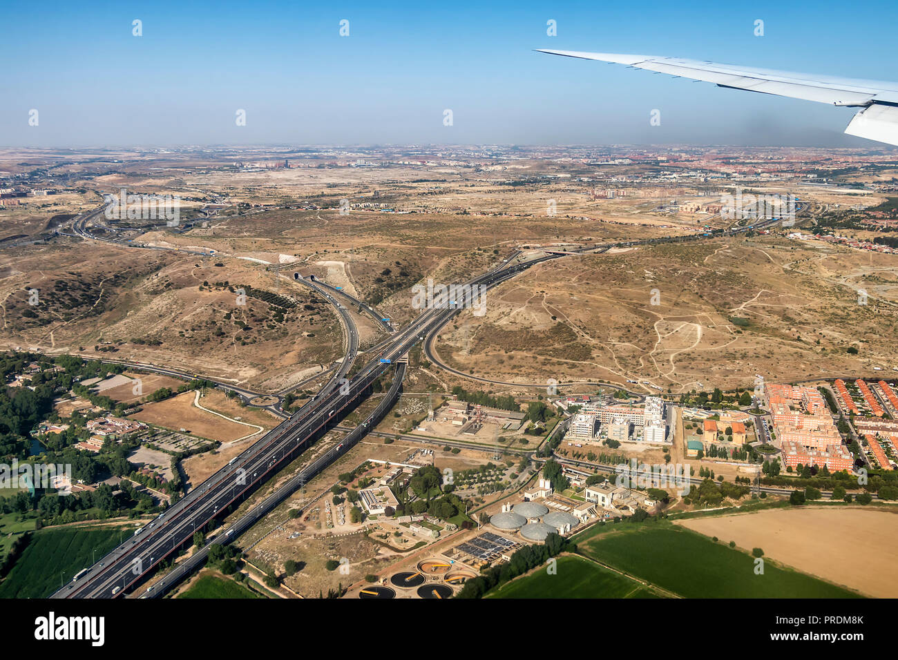 Flugzeug Fenster Ansicht Flügel eines Flugzeugs fliegen über Madrid, Spanien, Anreise zum Internationalen Flughafen Stockfoto