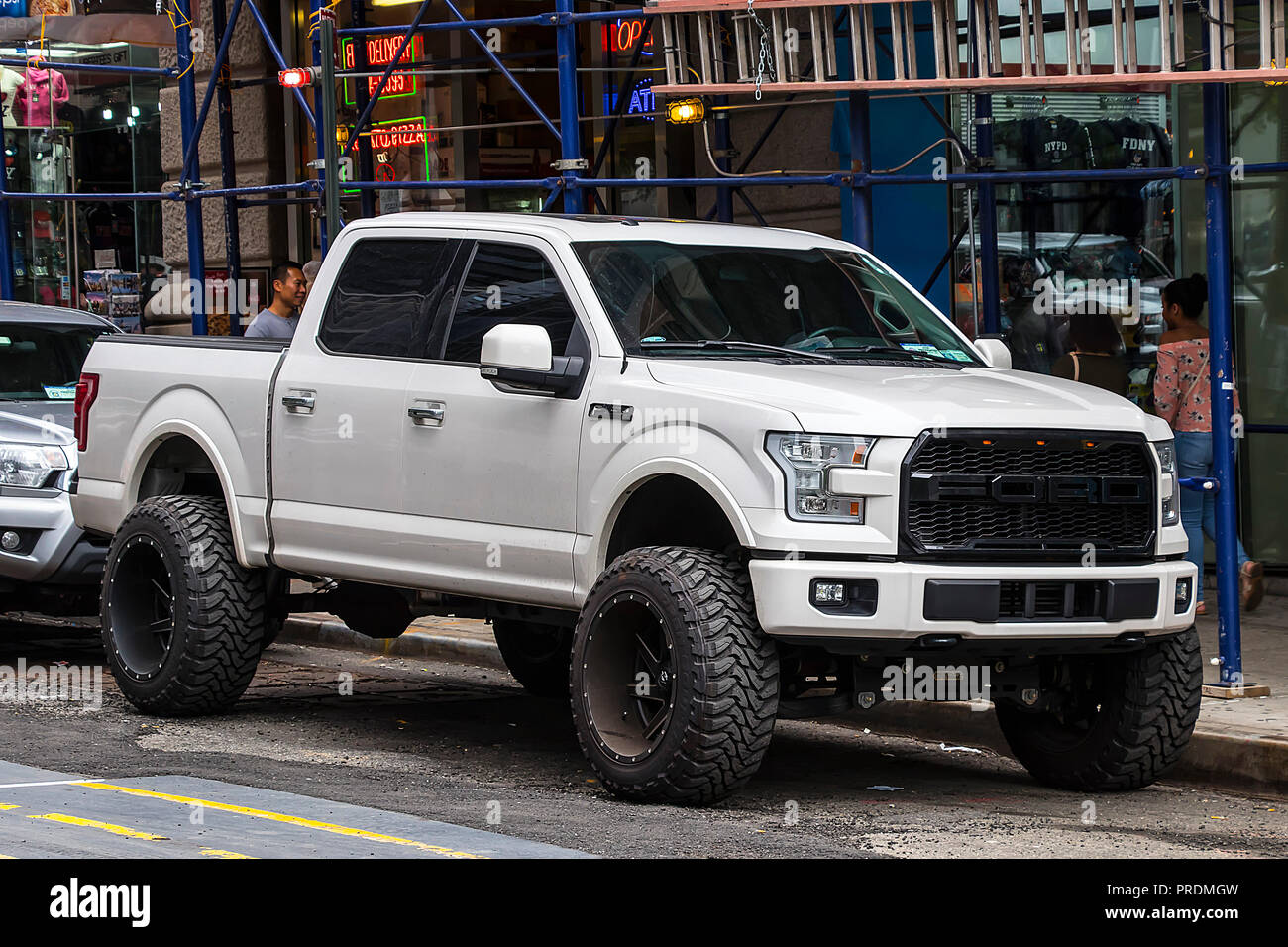 New York City, USA - Juni 8, 2017: White pick up in Manhattan, New York City am 8. Juni 2017 Stockfoto