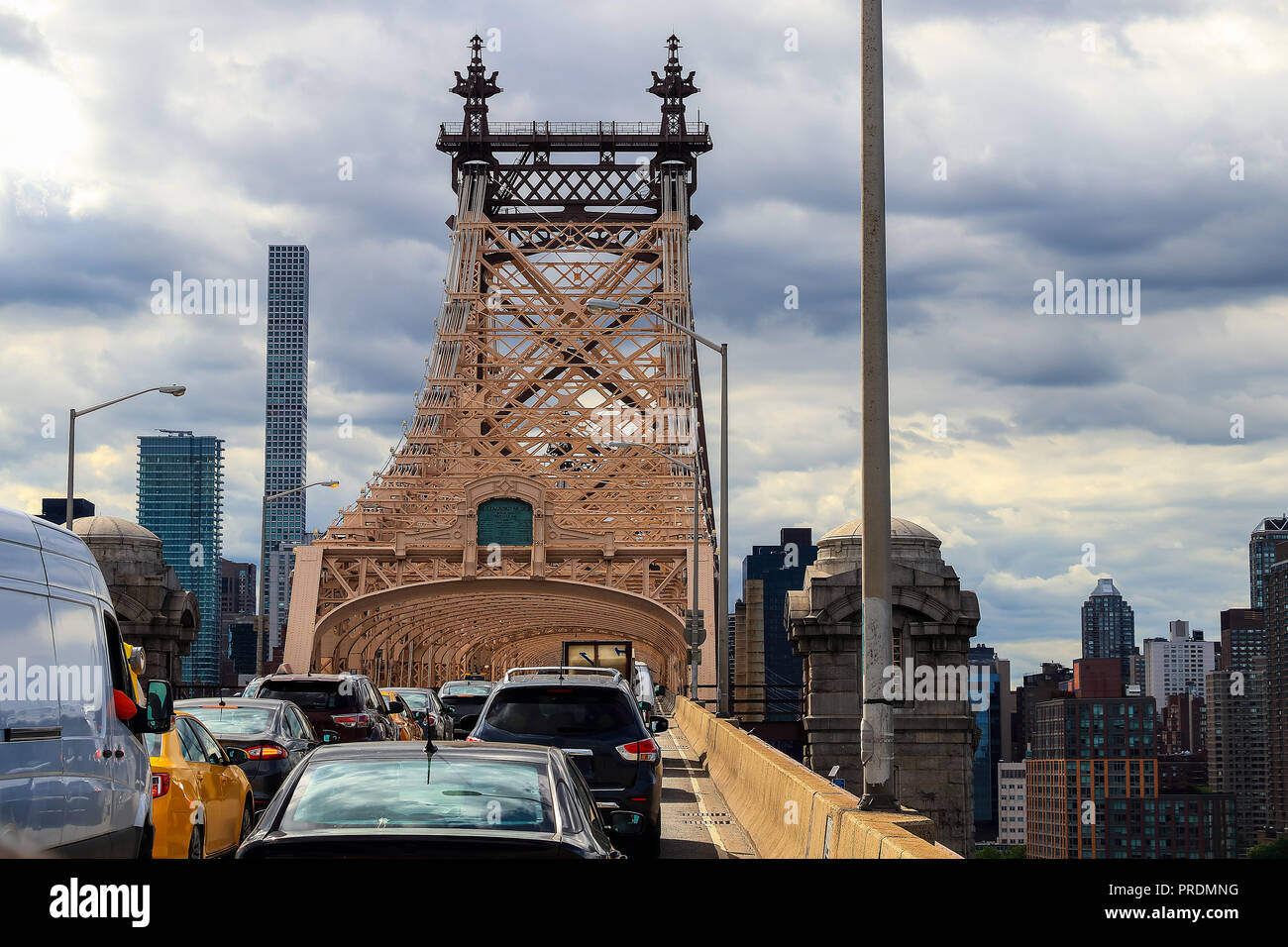 Ein Auto im Stau in die Queensboro Bridge angetrieben Stockfoto