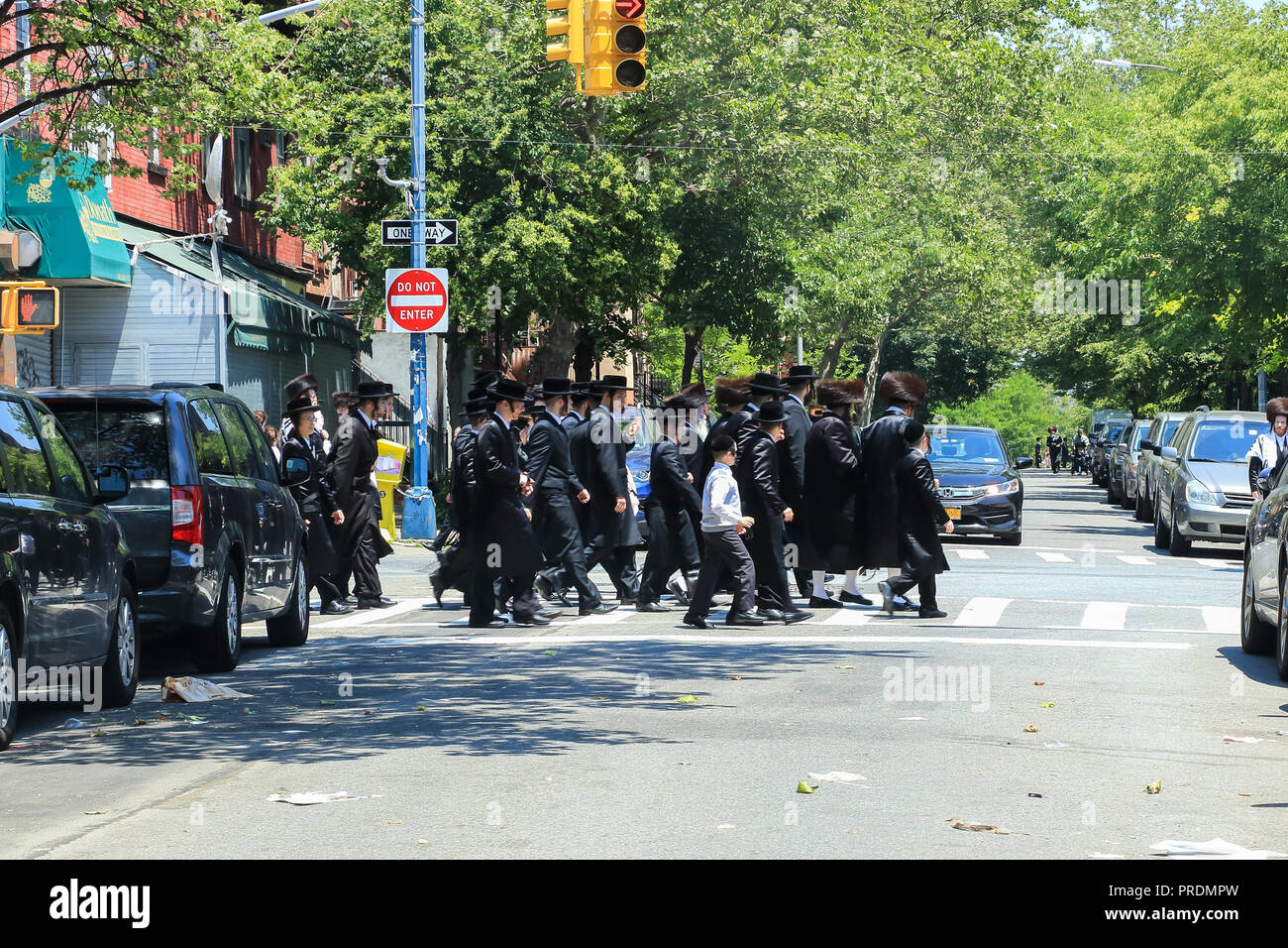 Orthodoxe Juden das Tragen besonderer Kleidung am Schabbat, in Williamsburg, Brooklyn, New York Stockfoto