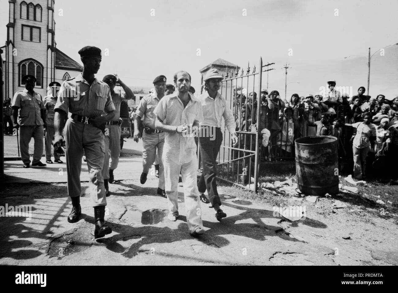 Larry Layton, Bruder von Autor und ehemalige Peoples Temple Mitglied Deborah Layton, ist in Gewahrsam von Guyana Polizei übernommen und war im Jahr 1986 der Verschwörung in der Ermordung von Leo Ryan überführt. Tempel Aussteiger einsteigen, um das Fahrzeug zu Port Kaituma warnte über Larry Layton, dass "es gibt keinen Weg, Er ist ein Überläufer. Er ist zu nahe an Jones. Layton war die einzige ehemalige Peoples Temple Mitglied in den USA für strafbare Handlungen im Zusammenhang mit den Morden in Jonestown versucht werden. Er wurde auf vier verschiedenen Mord - Ähnliche zählt überführt. Stockfoto