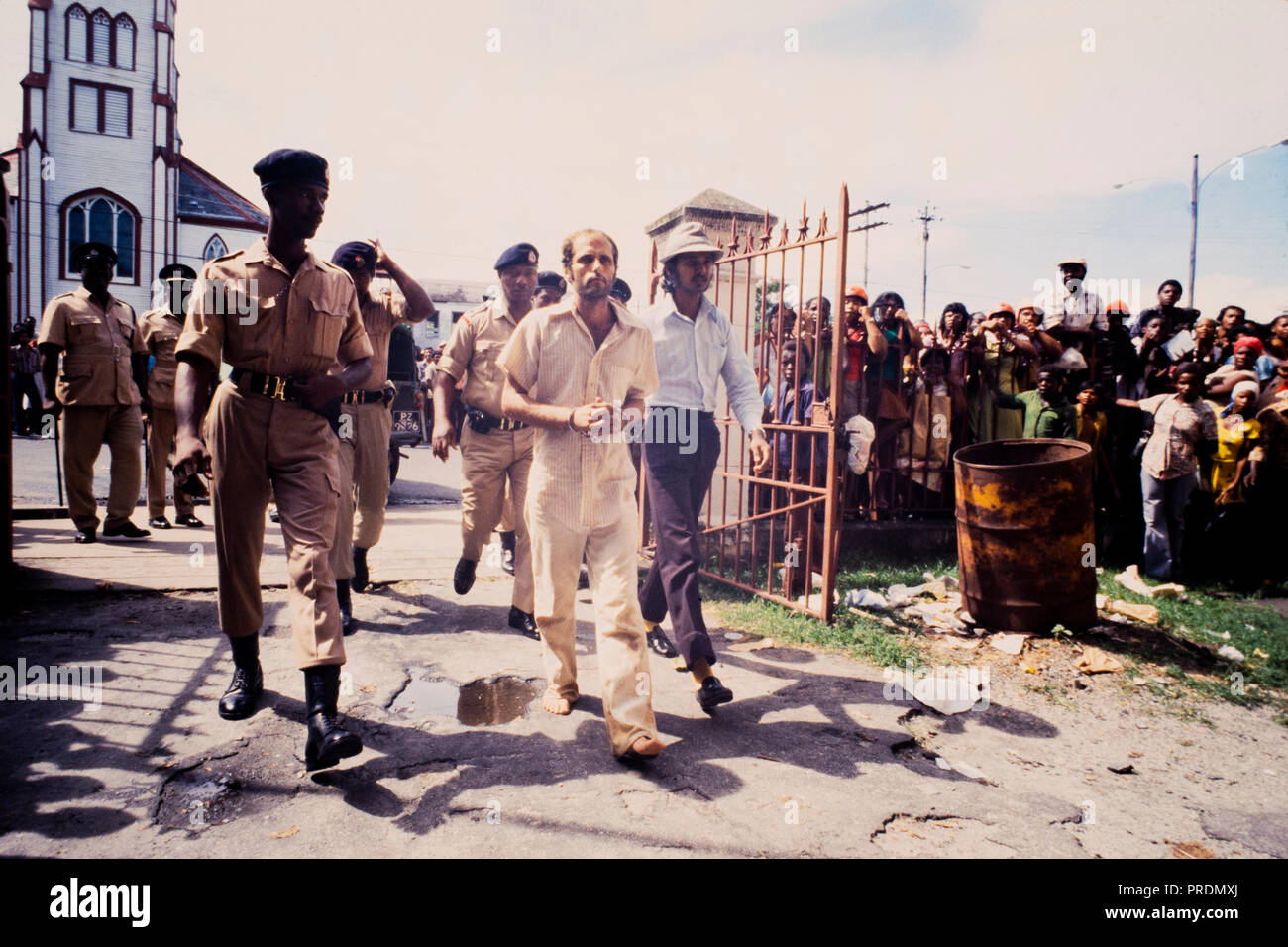 Larry Layton, Bruder von Autor und ehemalige Peoples Temple Mitglied Deborah Layton, ist in Gewahrsam von Guyana Polizei übernommen und war im Jahr 1986 der Verschwörung in der Ermordung von Leo Ryan überführt. Tempel Aussteiger einsteigen, um das Fahrzeug zu Port Kaituma warnte über Larry Layton, dass "es gibt keinen Weg, Er ist ein Überläufer. Er ist zu nahe an Jones. Layton war die einzige ehemalige Peoples Temple Mitglied in den USA für strafbare Handlungen im Zusammenhang mit den Morden in Jonestown versucht werden. Er wurde auf vier verschiedenen Mord - Ähnliche zählt überführt. Stockfoto