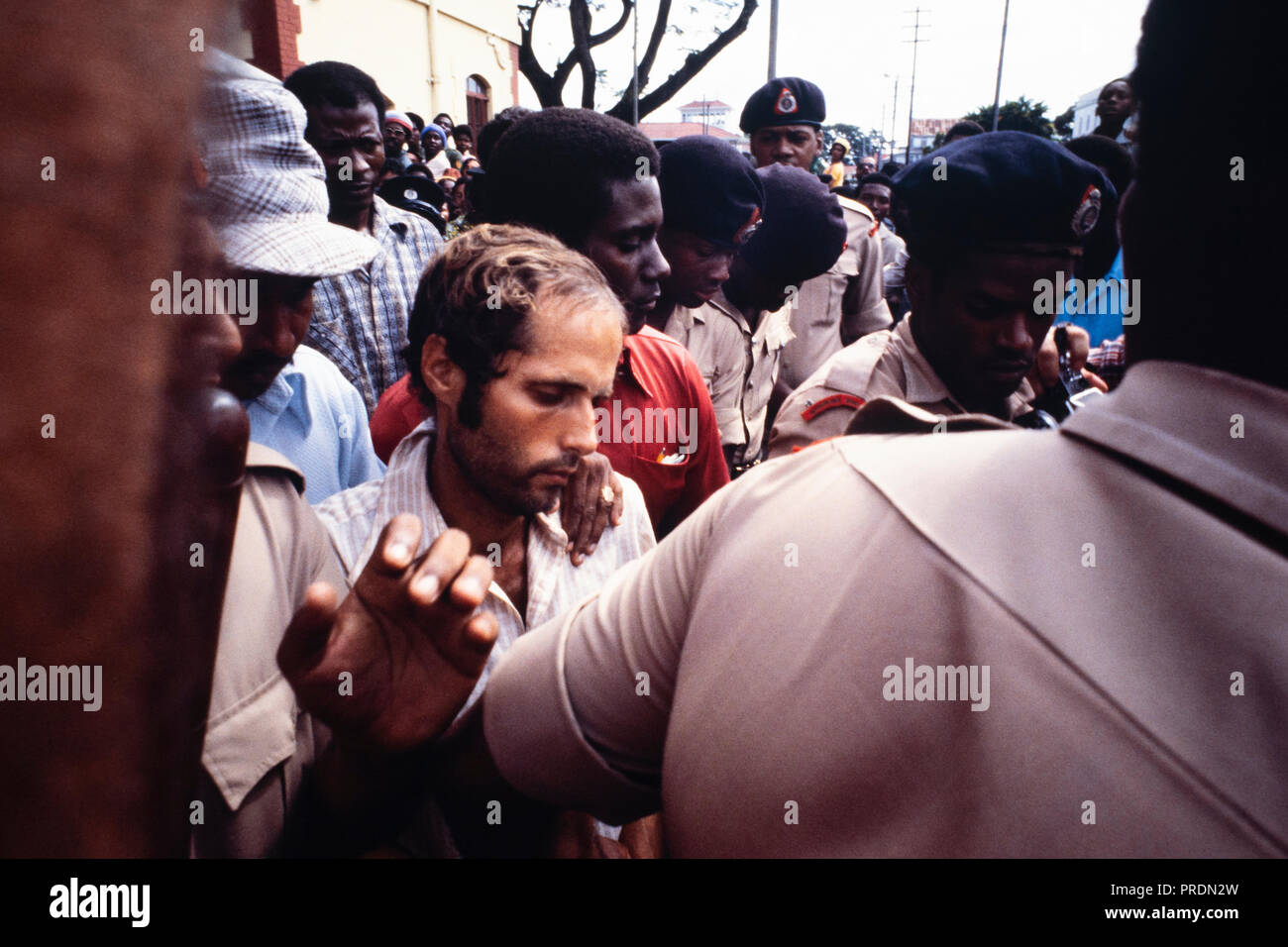 Larry Layton, Bruder von Autor und ehemalige Peoples Temple Mitglied Deborah Layton, ist in Gewahrsam von Guyana Polizei übernommen und war im Jahr 1986 der Verschwörung in der Ermordung von Leo Ryan überführt. Tempel Aussteiger einsteigen, um das Fahrzeug zu Port Kaituma warnte über Larry Layton, dass "es gibt keinen Weg, Er ist ein Überläufer. Er ist zu nahe an Jones. Layton war die einzige ehemalige Peoples Temple Mitglied in den USA für strafbare Handlungen im Zusammenhang mit den Morden in Jonestown versucht werden. Er wurde auf vier verschiedenen Mord - Ähnliche zählt überführt. Stockfoto