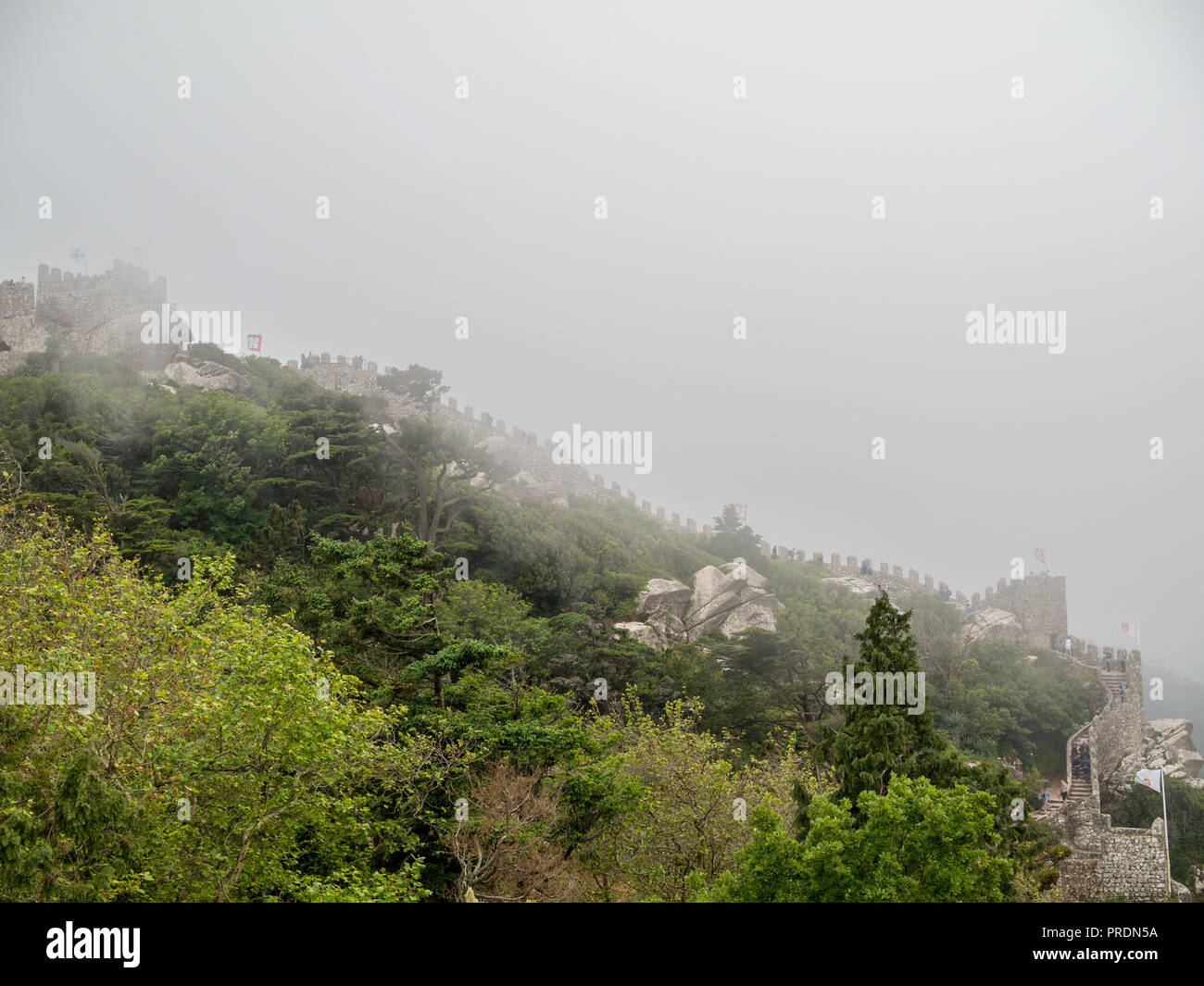 Niedrige Wolken über die Mauern von Sintra Maurische Burg Stockfoto