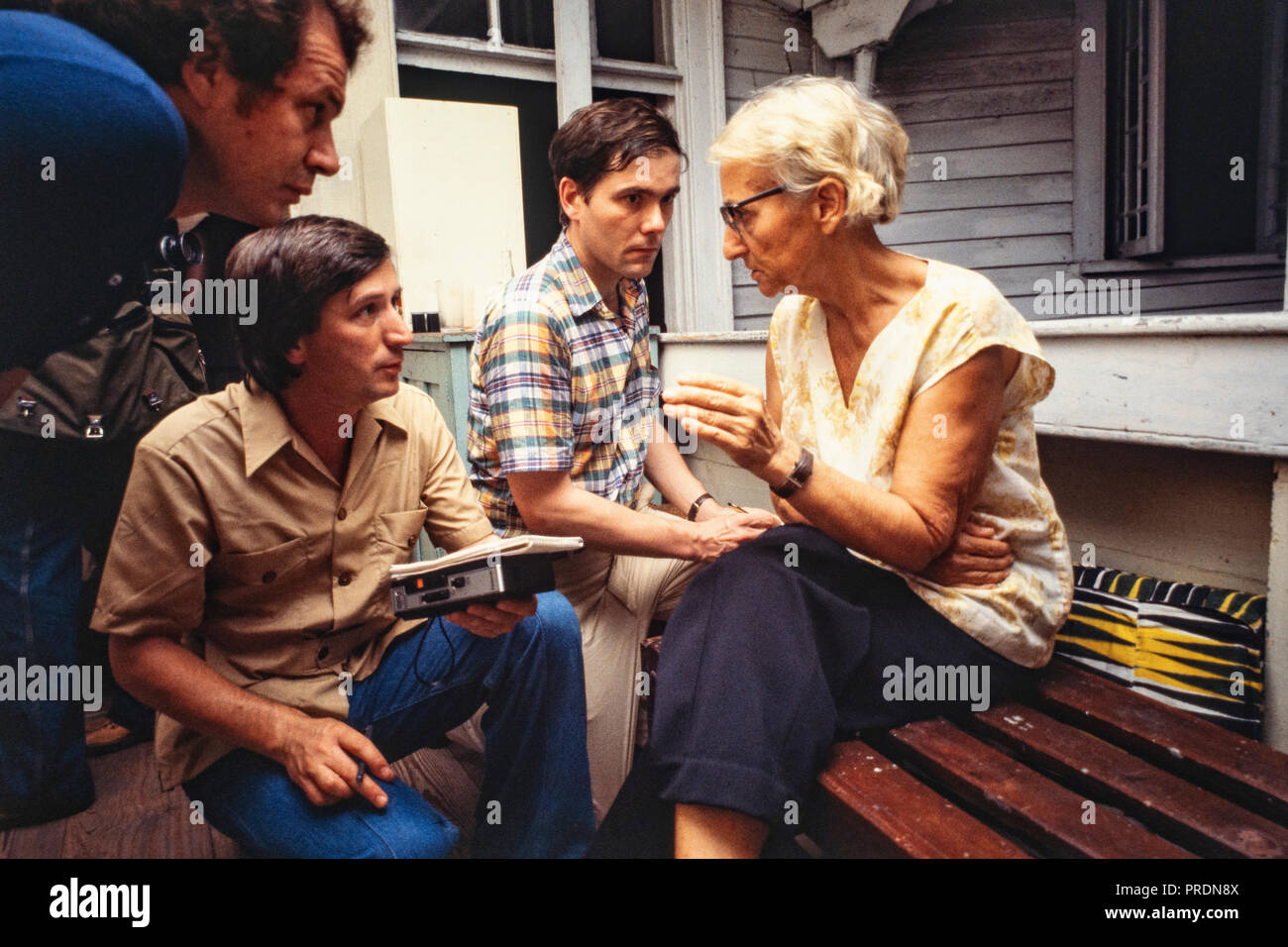 Ein Jonestown überlebender spricht mit Reportern. Jonestown war eine Siedlung, die von den Völkern Tempel, ein amerikanischer Kult unter der Führung von Reverend Jim Jones, im Norden von Guyana. Es wurde international bekannt, als am 18. November 1978, insgesamt 918 Menschen starben. Stockfoto