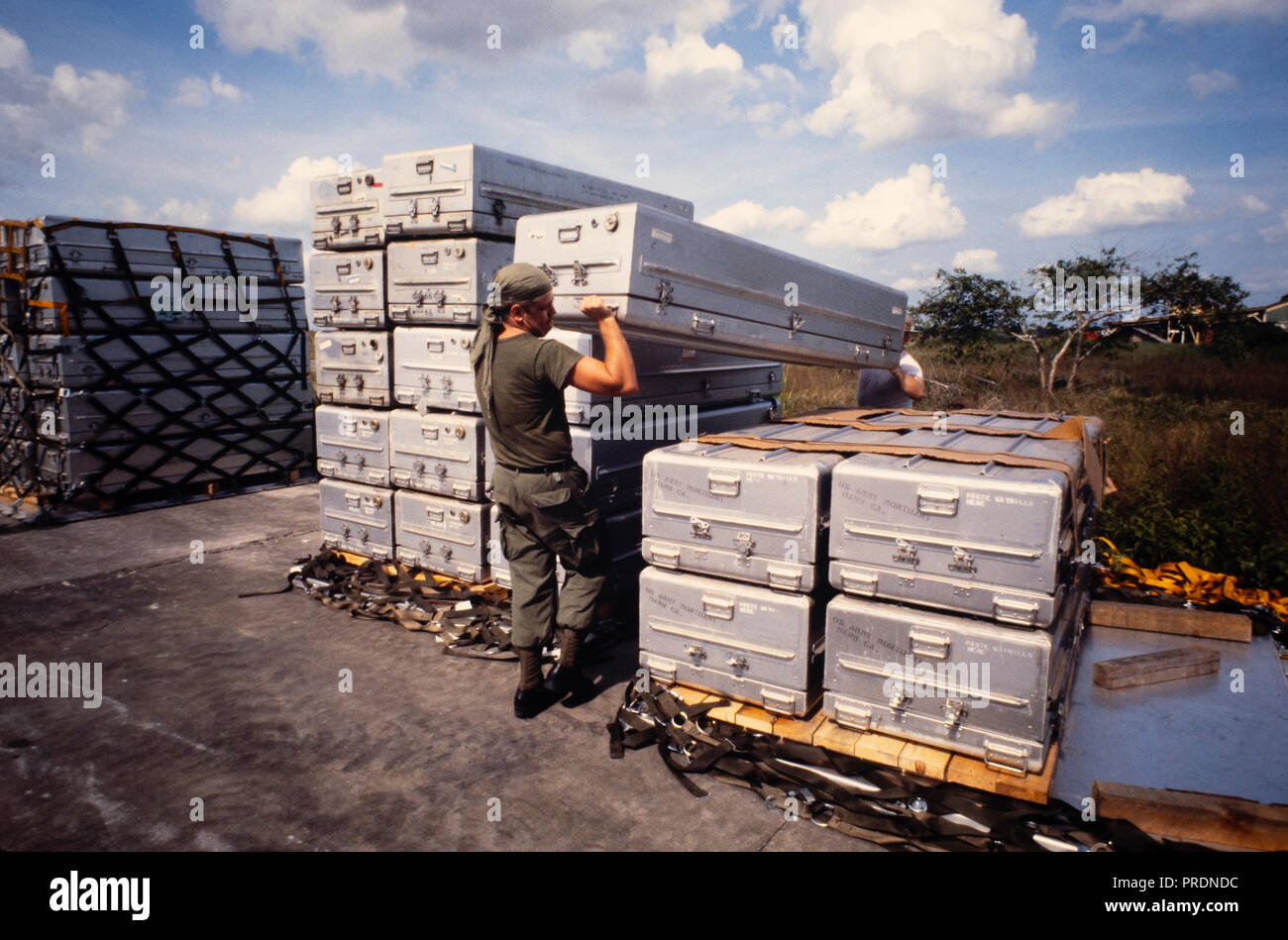 United States Military Personal amerikanischen Stellen aus dem Kult Mord Selbstmord in Jonestown, Guyana entfernen, die für die Rückführung in die USA zurück. Jonestown war eine Siedlung, die von den Völkern Tempel, ein amerikanischer Kult unter der Führung von Reverend Jim Jones, im Norden von Guyana. Es wurde international bekannt, als am 18. November 1978 insgesamt 918 Menschen in der Siedlung starb, auf dem nahe gelegenen Flugplatz in Port Kaituma, und an einem Tempel-run-Gebäude in Georgetown, Guyana Hauptstadt. Stockfoto