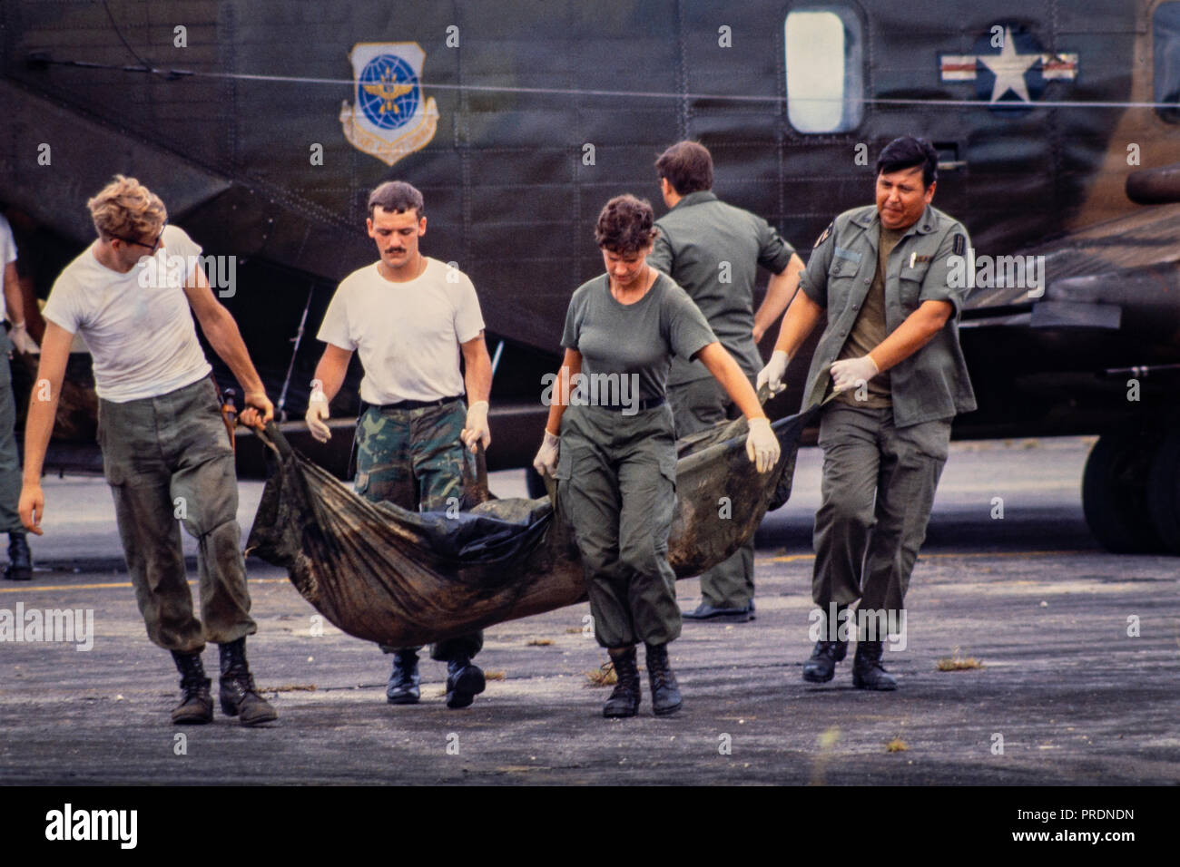 United States Military Personal amerikanischen Stellen aus dem Kult Mord Selbstmord in Jonestown, Guyana entfernen, die für die Rückführung in die USA zurück. Jonestown war eine Siedlung, die von den Völkern Tempel, ein amerikanischer Kult unter der Führung von Reverend Jim Jones, im Norden von Guyana. Es wurde international bekannt, als am 18. November 1978 insgesamt 918 Menschen in der Siedlung starb, auf dem nahe gelegenen Flugplatz in Port Kaituma, und an einem Tempel-run-Gebäude in Georgetown, Guyana Hauptstadt. Stockfoto