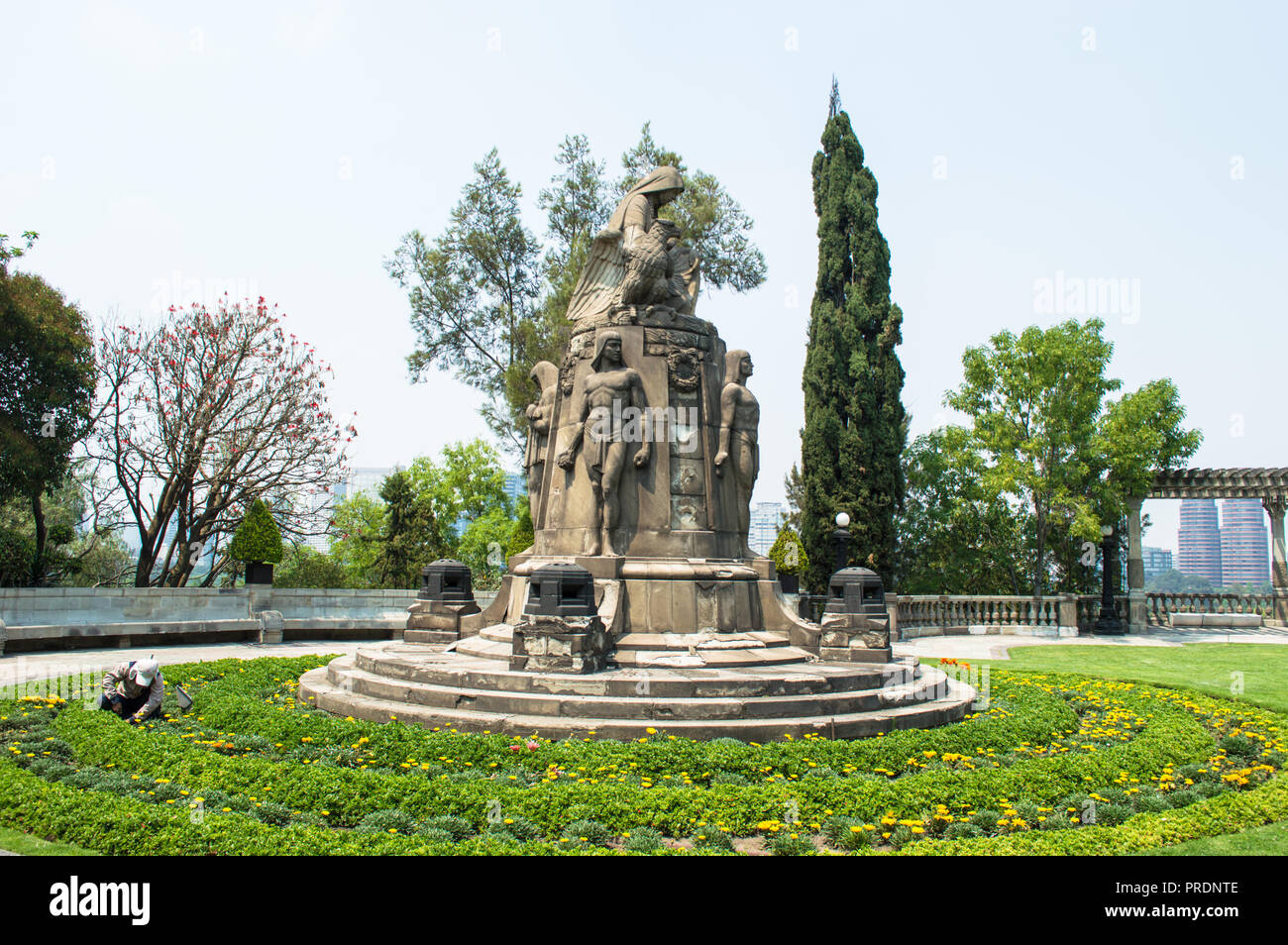 Garten und oben auf das Schloss Chapultepec, Gärtner, der seine Arbeit erledigt. Historische Skulptur in der Mitte. Stockfoto