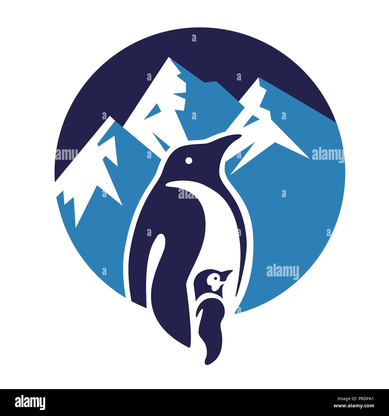 Pinguin mit Küken mit Bergen im Hintergrund Stockfoto