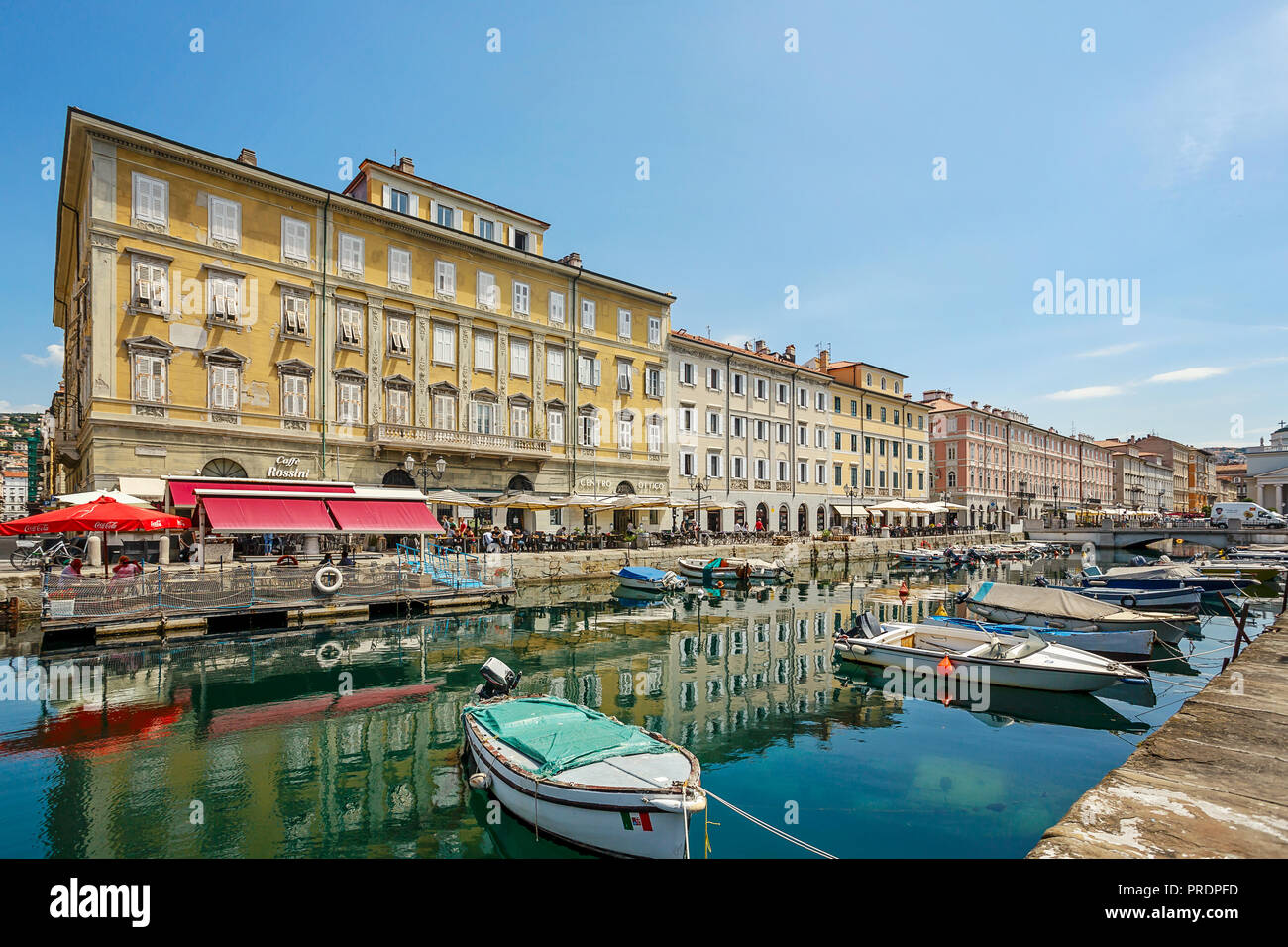 Triest, Italien - Juli 01, 2015: Canale Grande (Canal Grande) im Stadtteil Borgo Teresiano in der historischen Innenstadt von Triest Stockfoto