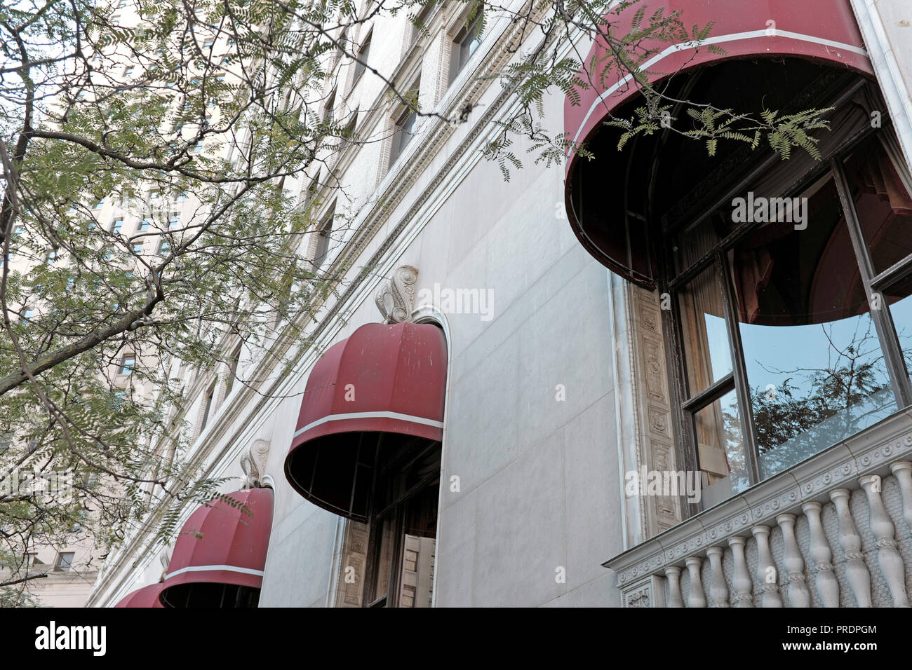 Die Fenster im zweiten Stock mit Markisen vor dem Cleveland Renaissance Hotel in der Innenstadt am Public Square in Cleveland, Ohio, USA, am 29. September 2018 Stockfoto