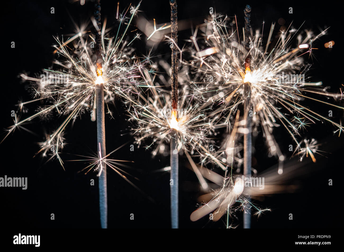 Feuerwerk, Wunderkerzen, bersten vor einem schwarzen Hintergrund Stockfoto