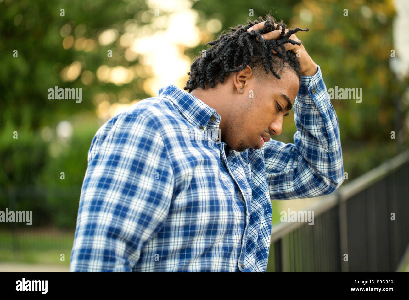 Junge afrikanische amerikanische Mann tief in Gedanken. Stockfoto