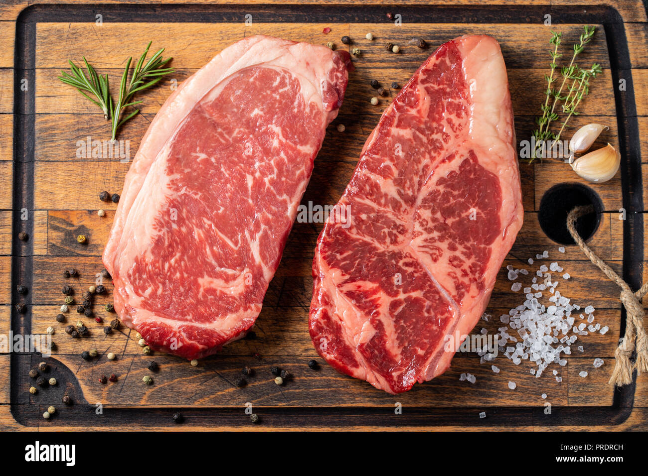 Frische rohe Prime Black Angus Beef Steaks mit Gewürzen auf