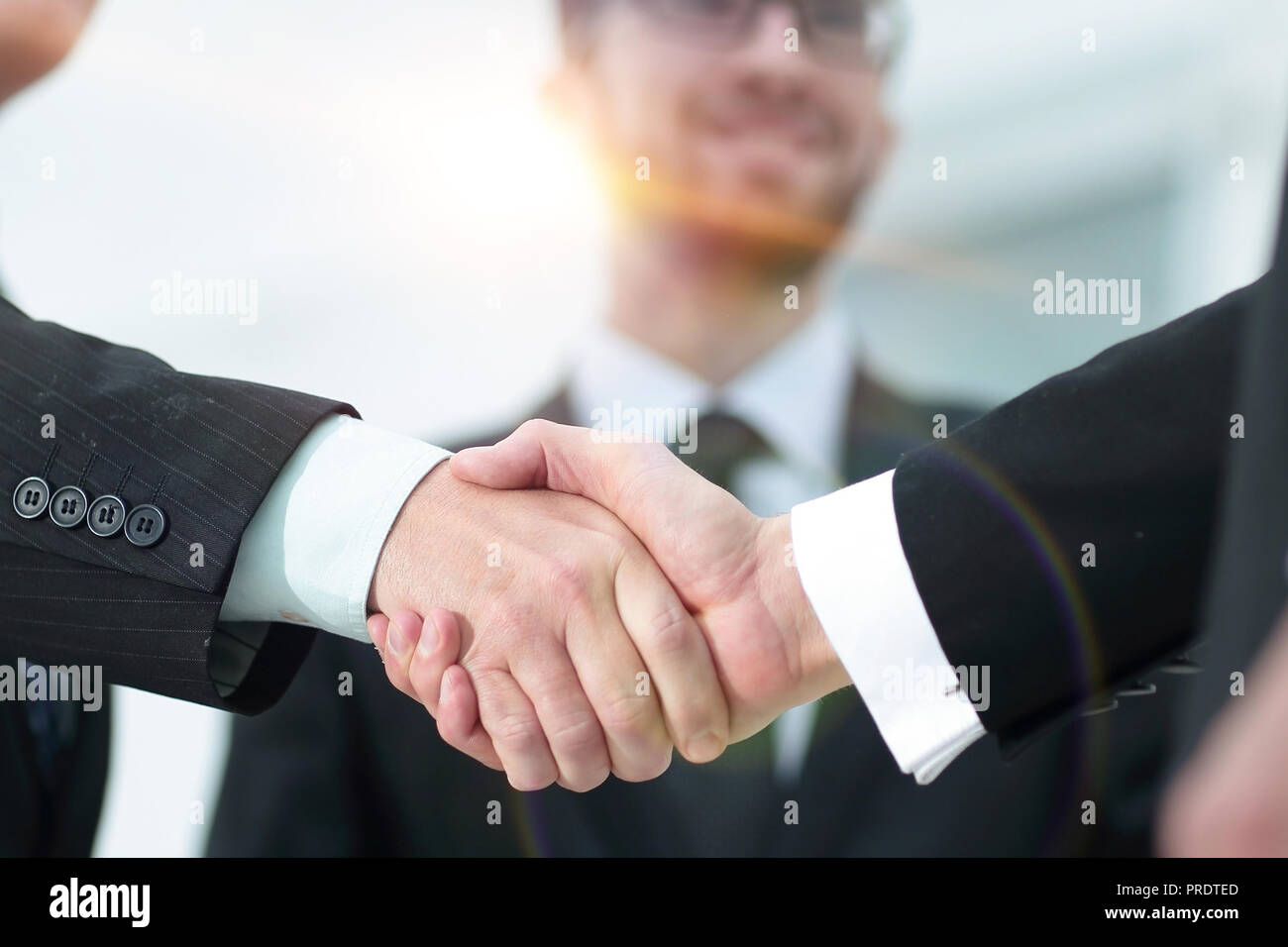 Closeup handshake bewährten Geschäftspartnern Stockfoto