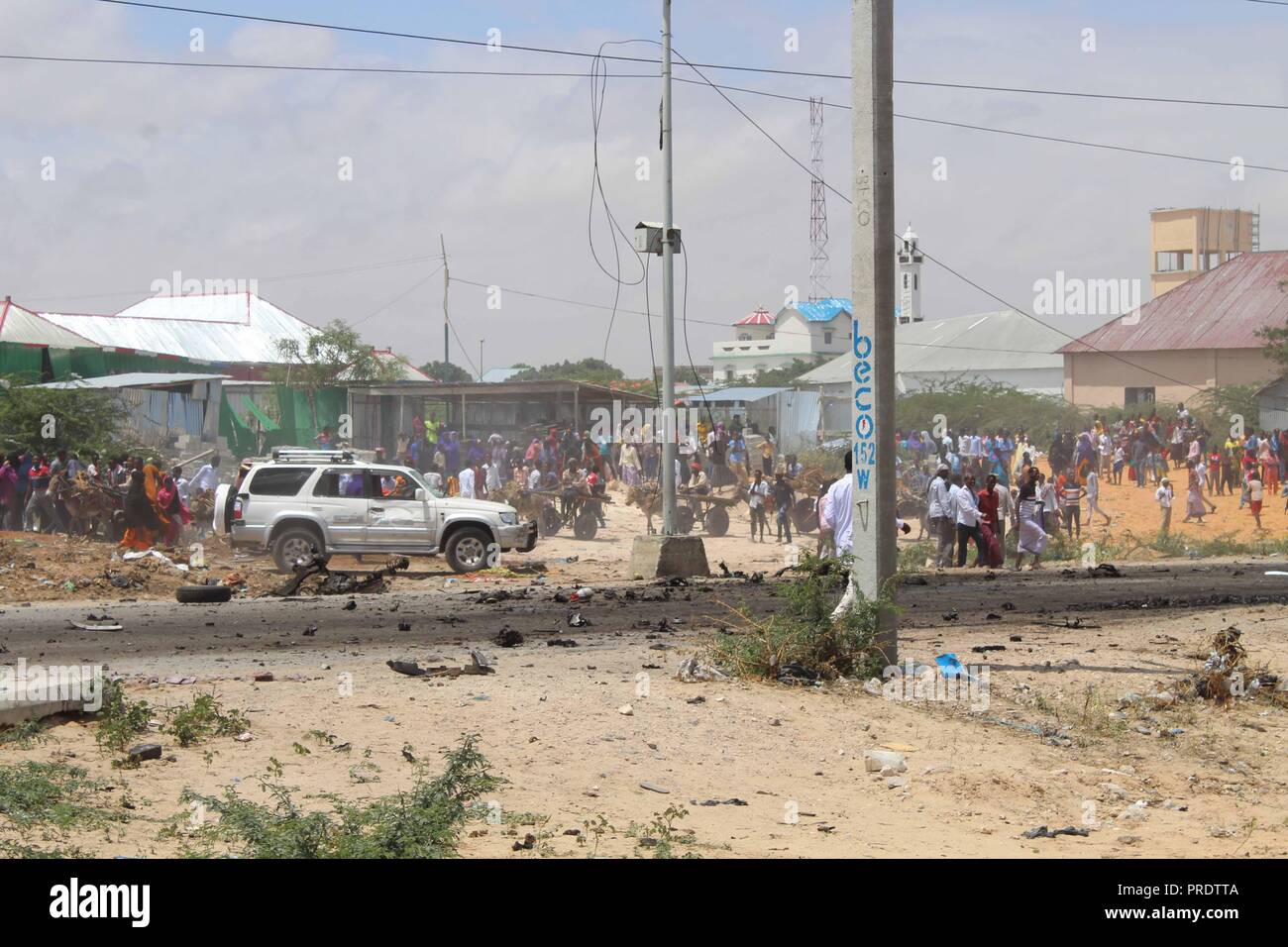 Mogadischu, Somalia. 1. Okt, 2018. Menschen versammeln sich am Selbstmord Autobombe Szene in Mogadischu, Somalia, Oktober 1, 2018. Ein Selbstmord Auto Bombe zerrissen durch die Europäische Union (EU) Konvoi in der Nähe der somalischen Verteidigungsministerium in der Hauptstadt Mogadischu am Montag, Polizei und Zeugen sagten. Credit: Faisal Isse/Xinhua/Alamy leben Nachrichten Stockfoto