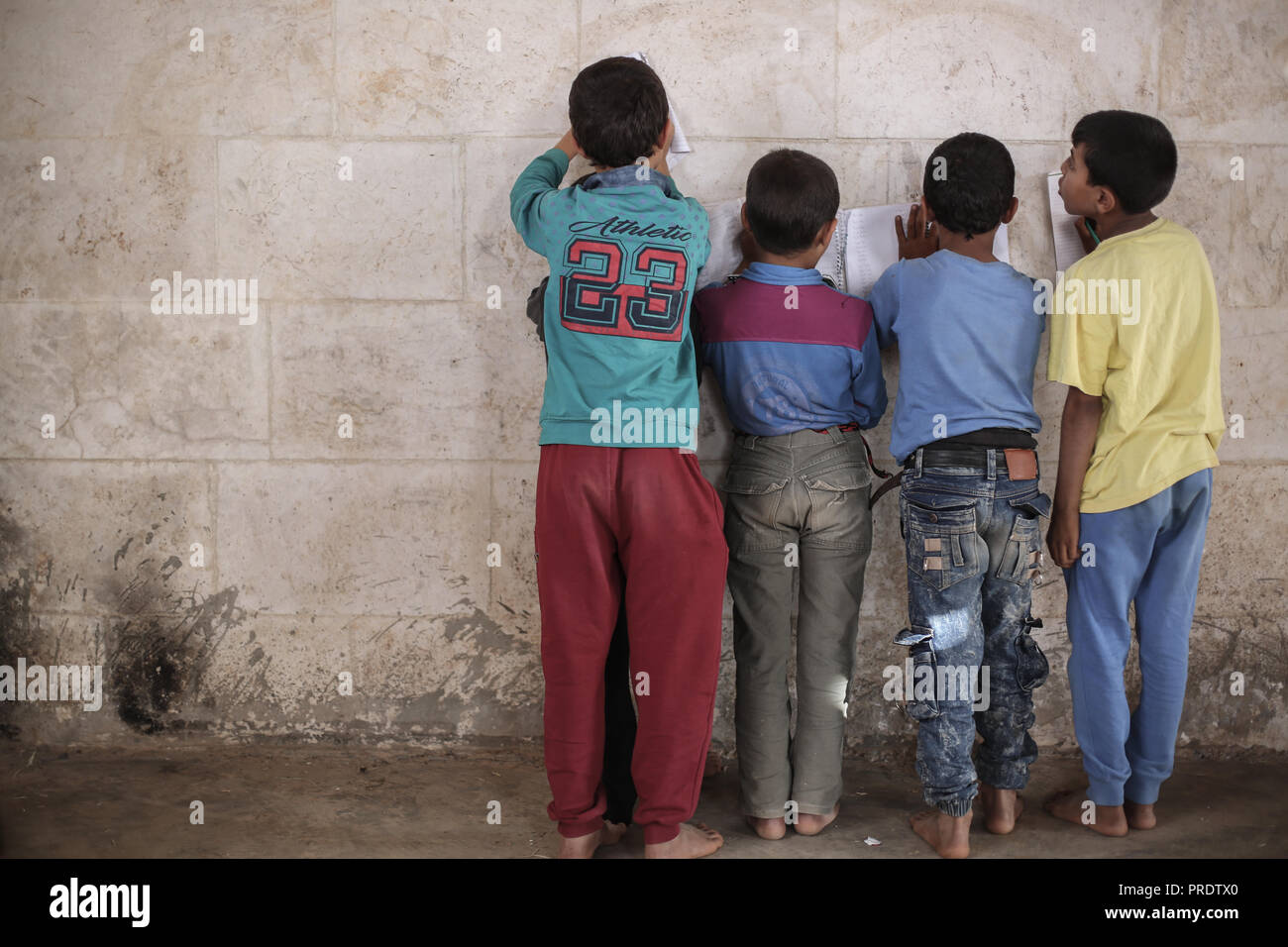 Idlib, Syrien. 01 Okt, 2018. Vertriebene syrische Kinder besuchen eine provisorische Schule innerhalb eines alten Moschee erbaut, im östlichen Umland von idlib Provinz. Nach sieben Jahren des brutalen syrischen Krieg, mehr als 6 Millionen Menschen, darunter 2,5 Millionen Kinder sind intern Vertriebene, und einem in drei syrischen Schulen kann nicht verwendet werden, da sie entweder beschädigt ist, oder für das Schützen der vertriebenen Familien und für militärische Zwecke verwendet, entsprechend dem Hohen Kommissar der Vereinten Nationen für Flüchtlinge (UNHCR). Credit: Anas Alkharboutli/dpa/Alamy leben Nachrichten Stockfoto