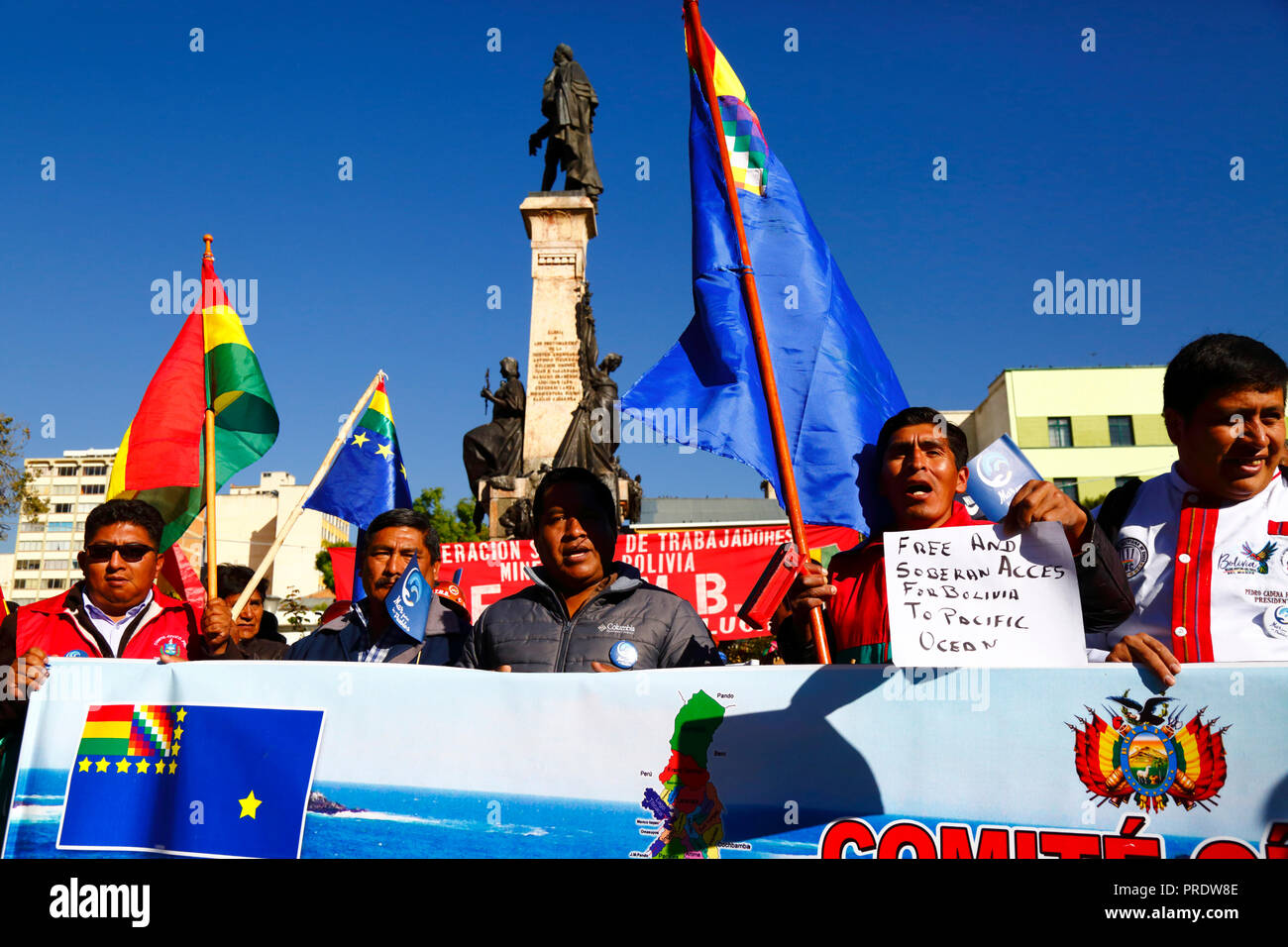 La Paz, Bolivien, 1. Oktober 2018. Ein Mann hält ein Schild auf Englisch, das einen freien souveränen Zugang Boliviens zum Pazifik vor der Lektüre des Urteils für den Fall "Pflicht zur Verhandlung des Zugangs zum Pazifischen Ozean (Bolivien gegen Chile)" beim Internationalen Gerichtshof in den Haag fordert. Bolivien stellte den Fall 2013 dem Internationalen Gerichtshof vor; Bolivien verlor seine Provinz Litoral an der Küste während des Pazifikkriegs (1879-1884) an Chile, und frühere Verhandlungen haben aus Boliviens Sicht keine Fortschritte gemacht. Kredit: James Brunker/Alamy Live News Stockfoto