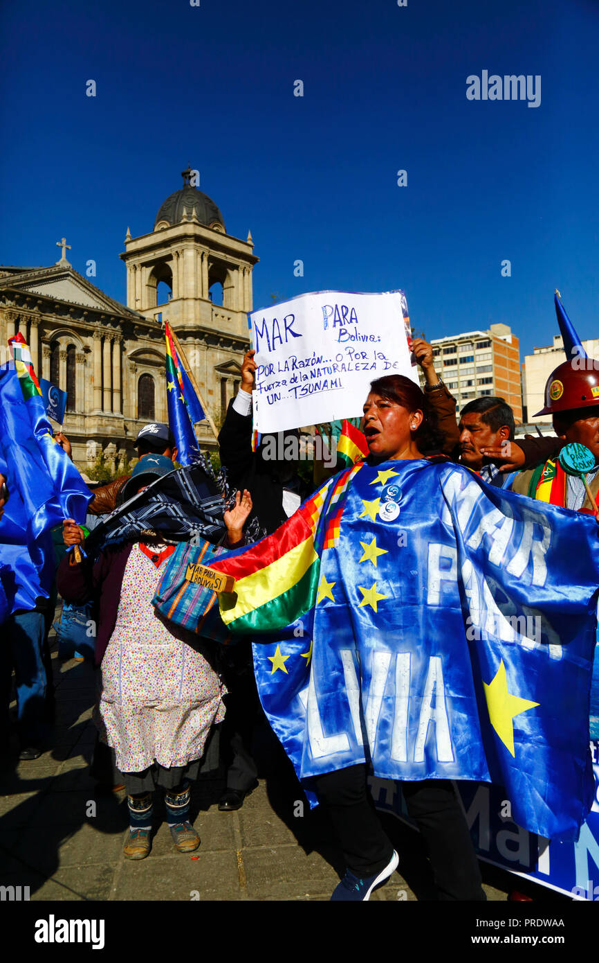 La Paz, Bolivien, 1. Oktober 2018. Die Menschen singen 'Mar para Bolivia/Sea for Bolivia' vor der Lesung des Urteils für den Fall 'Verpflichtung, den Zugang zum Pazifischen Ozean (Bolivien gegen Chile) auszuhandeln' beim Internationalen Gerichtshof in den Haag. Bolivien stellte den Fall 2013 dem Internationalen Gerichtshof vor; Bolivien verlor seine Provinz Litoral an der Küste während des Pazifikkriegs (1879-1884) an Chile, und frühere Verhandlungen haben aus Boliviens Sicht keine Fortschritte gemacht. Kredit: James Brunker/Alamy Live News Stockfoto