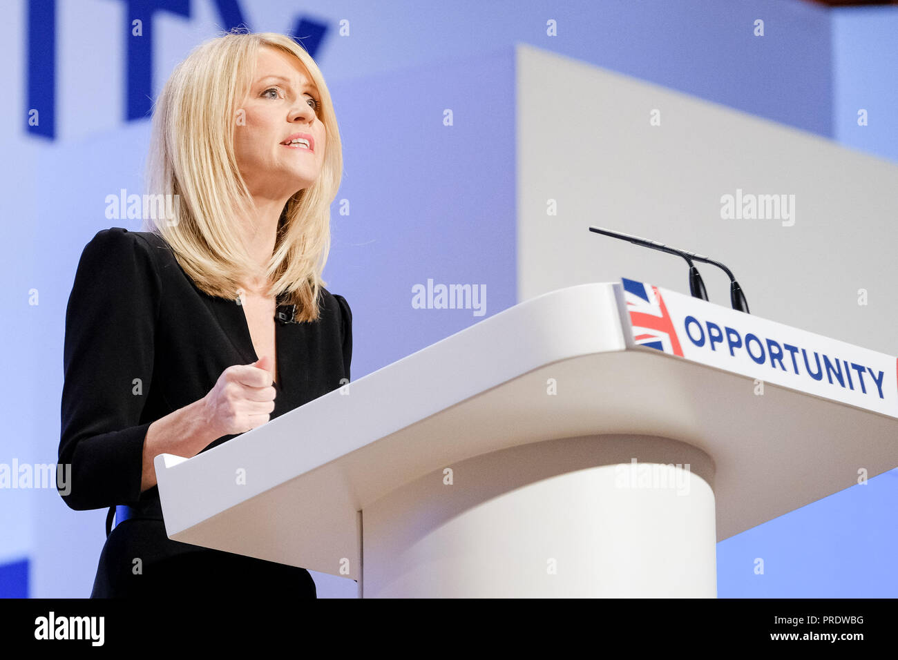 Birmingham, Großbritannien. 1. Okt 2018. Esther McVey, Minister für Arbeit und Altersversorgung bei der Konservativen Partei Konferenz am Montag, 1. Oktober 2018 im ICC Birmingham, Birmingham statt. Im Bild: Esther McVey, Minister für Arbeit und Altersversorgung, Adressen Konferenz in der Sitzung namens "eine Wirtschaft, die Werke für Jedermann" am Morgen des 2. Tag.. Bild von Julie Edwards. Credit: Julie Edwards/Alamy leben Nachrichten Stockfoto