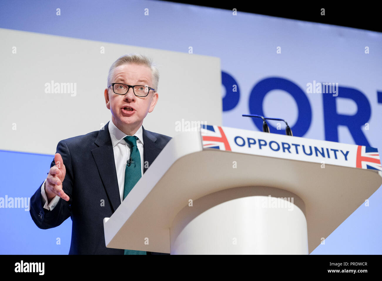 Birmingham, Großbritannien. 1. Okt 2018. Michael Gove, Staatssekretär für Umwelt, Ernährung und ländliche Angelegenheiten, bei der Konservativen Partei Konferenz am Montag, 1. Oktober 2018 im ICC Birmingham, Birmingham statt. Bild: Michael Gove, Staatssekretär für Umwelt, Ernährung und ländliche Angelegenheiten, Adressen Konferenz in der Sitzung mit dem Namen "Chance für künftige Generationen" Am Nachmittag des Tages 2. Bild von Julie Edwards. Credit: Julie Edwards/Alamy leben Nachrichten Stockfoto