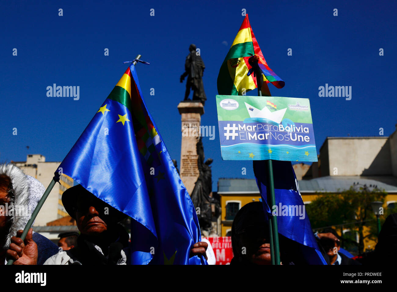 La Paz, Bolivien, 1. Oktober 2018. Die Menschen halten während der Lesung des Urteils Fahnen und Banner für den Fall "Pflicht zur Verhandlung des Zugangs zum Pazifischen Ozean (Bolivien gegen Chile)" beim Internationalen Gerichtshof in den Haag. Bolivien stellte den Fall 2013 dem Internationalen Gerichtshof vor; Bolivien verlor seine Provinz Litoral an der Küste während des Pazifikkriegs (1879-1884) an Chile, und frühere Verhandlungen haben aus Boliviens Sicht keine Fortschritte gemacht. Kredit: James Brunker/Alamy Live News Stockfoto