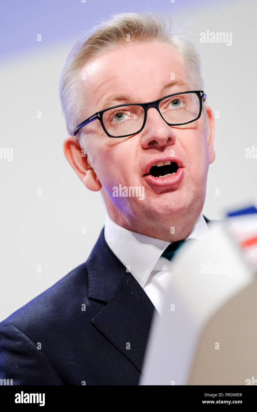 Birmingham, Großbritannien. 1. Okt 2018. Michael Gove, Staatssekretär für Umwelt, Ernährung und ländliche Angelegenheiten, bei der Konservativen Partei Konferenz am Montag, 1. Oktober 2018 im ICC Birmingham, Birmingham statt. Bild: Michael Gove, Staatssekretär für Umwelt, Ernährung und ländliche Angelegenheiten, Adressen Konferenz in der Sitzung mit dem Namen "Chance für künftige Generationen" Am Nachmittag des Tages 2. Bild von Julie Edwards. Credit: Julie Edwards/Alamy leben Nachrichten Stockfoto