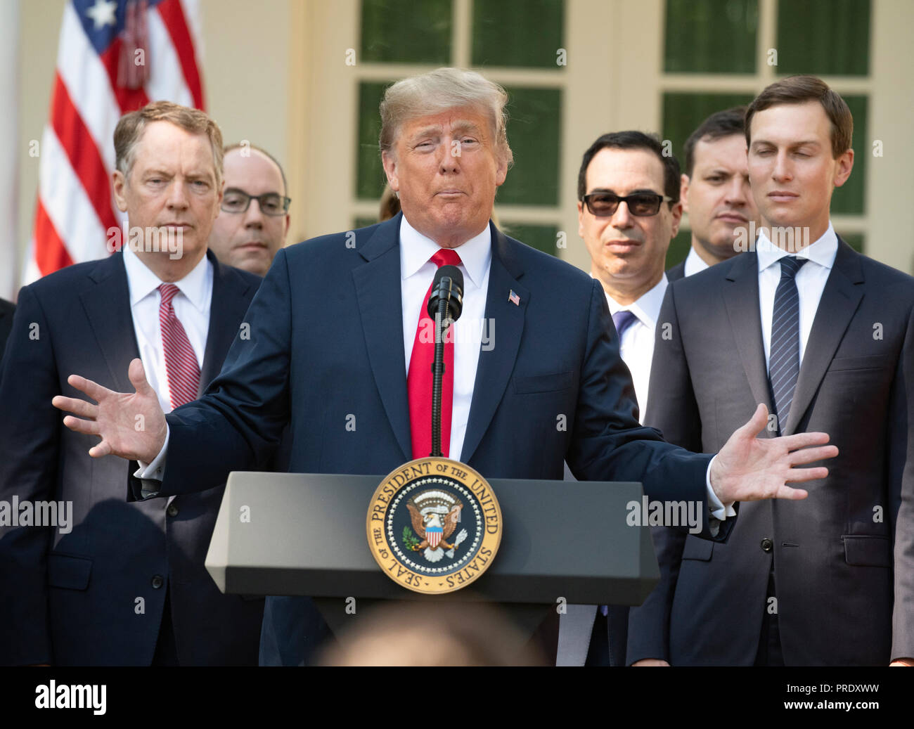 Präsidenten der Vereinigten Staaten Donald J. Trumpf liefert Erläuterungen zu den Vereinigten Staaten von Amerika Mexiko Kanada Abkommen (USMCA) im Rosengarten des Weißen Hauses in Washington, DC am Montag, 1. Oktober 2018. Der Präsident nahm Fragen über die Vereinbarung und auf der Kavanaugh Nominierung. Die im Bild mit dem Präsidenten, von links, United States Trade Representative Robert E. Lighthizer; US-Finanzminister Steven T. Mnunchin, und Senior Advisor Jared Kushner. Credit: Ron Sachs/CNP | Verwendung weltweit Stockfoto