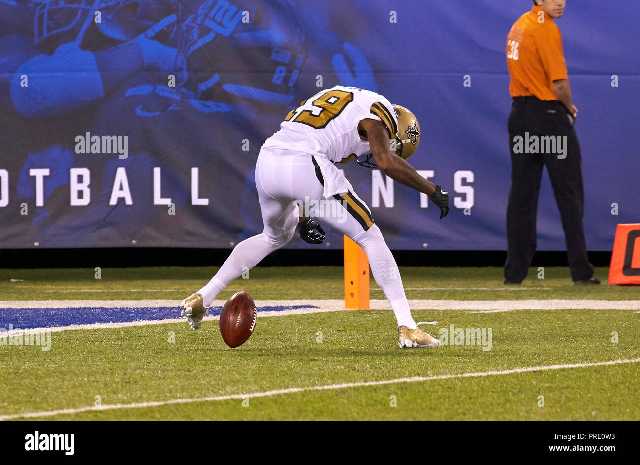East Rutherford, New Jersey, USA. 1. Okt, 2018. New Orleans Saints kickoff returner Ted Ginn (19) ungeschickte Versuche bei einem NFL Spiel zwischen den New Orlean Heiligen und die New York Giants bei MetLife Stadium in East Rutherford, New Jersey. Die Heiligen die Riesen besiegte 33-18. Duncan Williams/CSM/Alamy leben Nachrichten Stockfoto