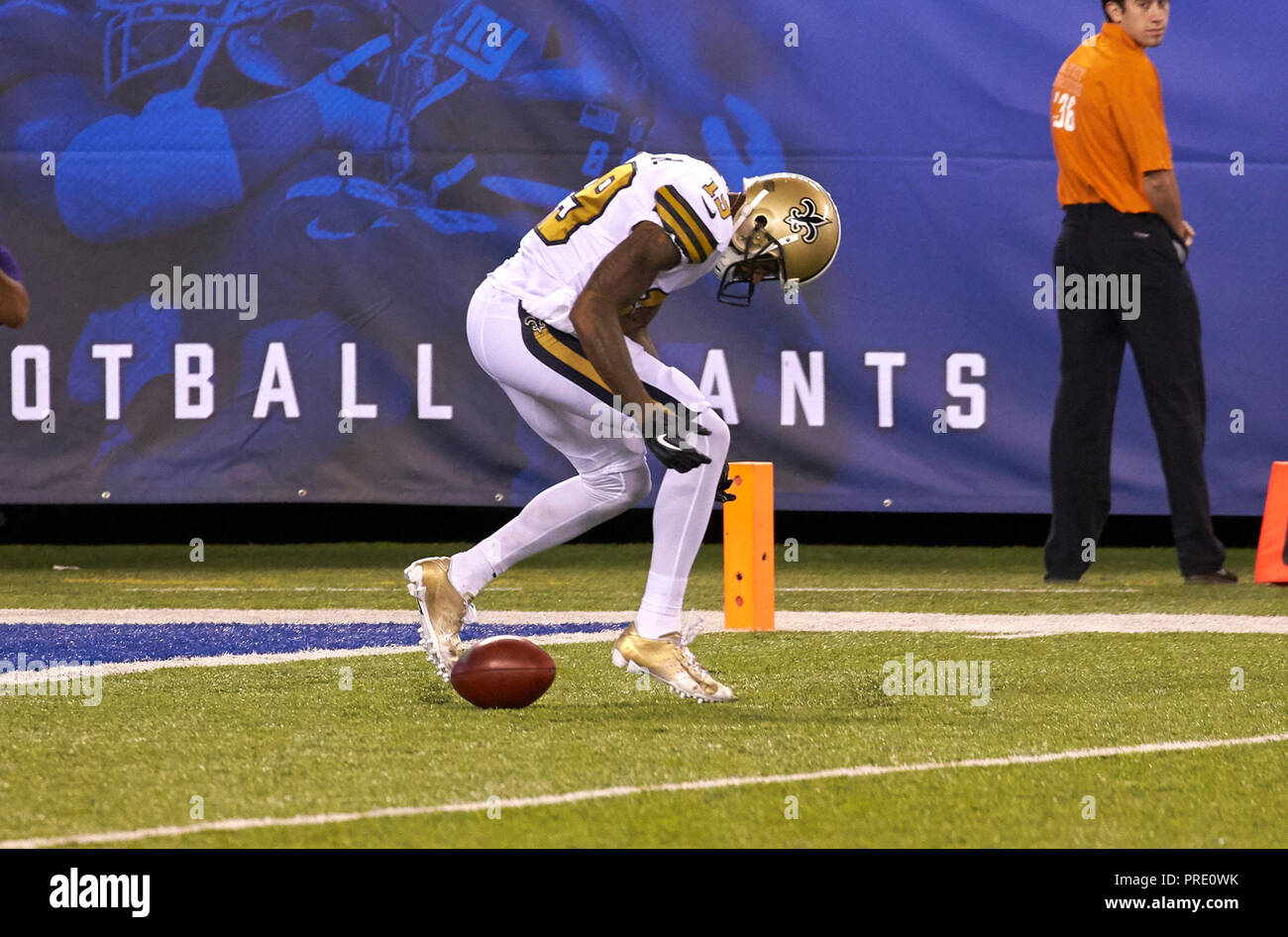 East Rutherford, New Jersey, USA. 1. Okt, 2018. New Orleans Saints kickoff returner Ted Ginn (19) ungeschickte Versuche bei einem NFL Spiel zwischen den New Orlean Heiligen und die New York Giants bei MetLife Stadium in East Rutherford, New Jersey. Die Heiligen die Riesen besiegte 33-18. Duncan Williams/CSM/Alamy leben Nachrichten Stockfoto