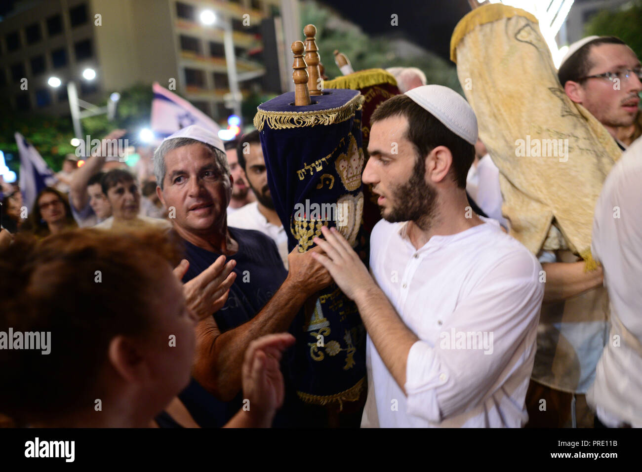 Tel Aviv, Israel. 1. Okt, 2018. Jüdische Männer tragen Thorarollen wie Sie tanzen während Simchat Tora feiern an Rabin Platz in Tel Aviv, Israel, am Okt. 1, 2018. Simchat Thora feiert das Ende des jährlichen Zyklus der öffentlichen Tora lesen und der Beginn eines neuen Zyklus. Credit: Jini/Tomer Neuberg/Xinhua/Alamy leben Nachrichten Stockfoto