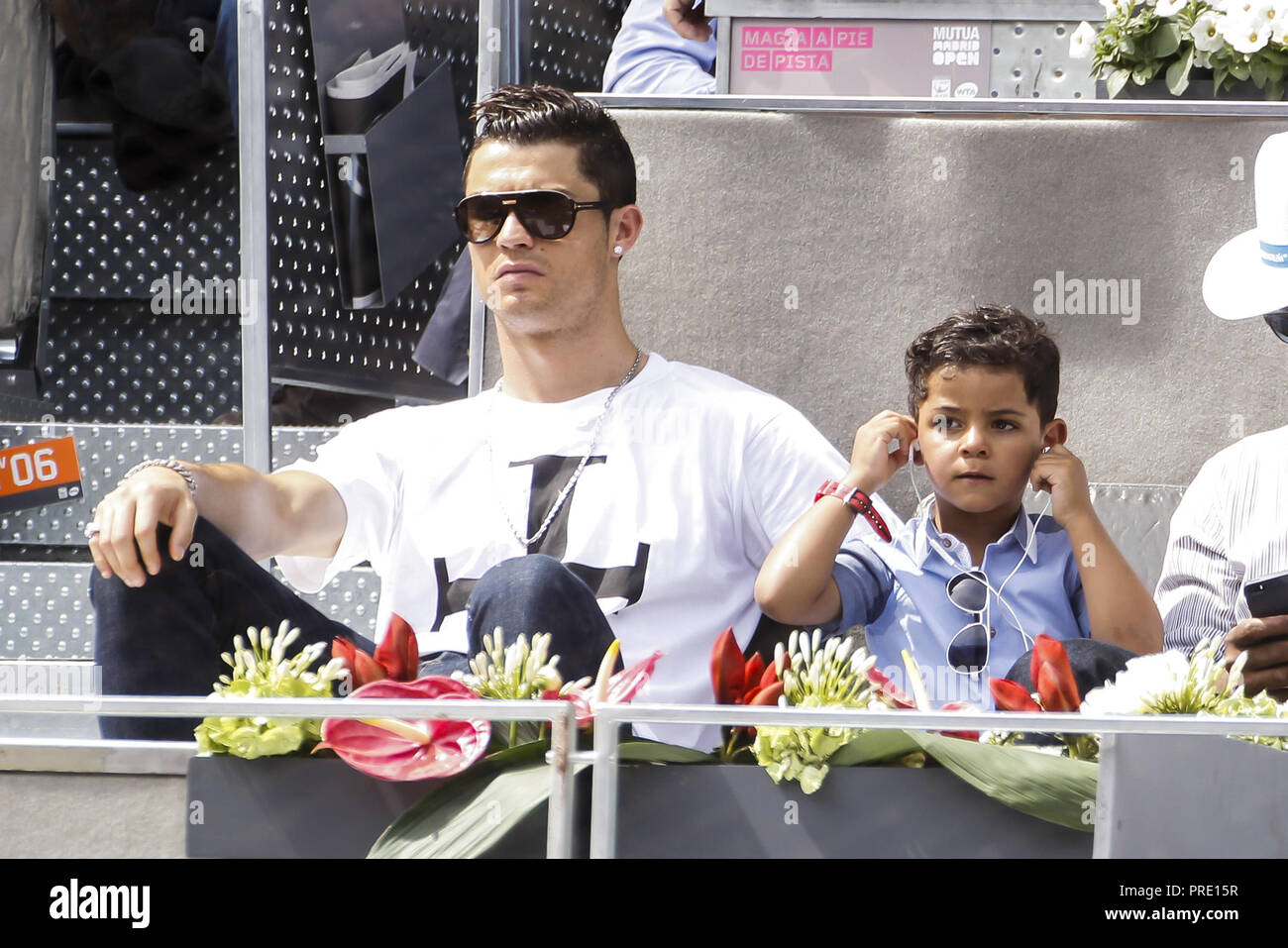 MADRID, Spanien - 08.Mai: Real Madrid Fußballer Cristiano Ronaldo und sein Sohn Cristiano Ronaldo Junior watch Rafael Nadal aus Spanien gegen Jarkko Nieminen aus Finnland in der dritten Runde am Tag sechs der Mutua Madrid Open Tennisturnier auf dem Caja Magica am 8. Mai 2014 in Madrid, Spanien Personen: Cristiano Ronaldo Cristiano Ronaldo Stockfoto