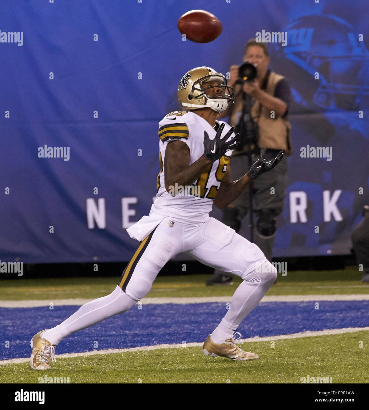 East Rutherford, New Jersey, USA. 1. Okt, 2018. New Orleans Saints kickoff returner Ted Ginn (19) ungeschickte Versuche bei einem NFL Spiel zwischen den New Orlean Heiligen und die New York Giants bei MetLife Stadium in East Rutherford, New Jersey. Die Heiligen die Riesen besiegte 33-18. Duncan Williams/CSM/Alamy leben Nachrichten Stockfoto