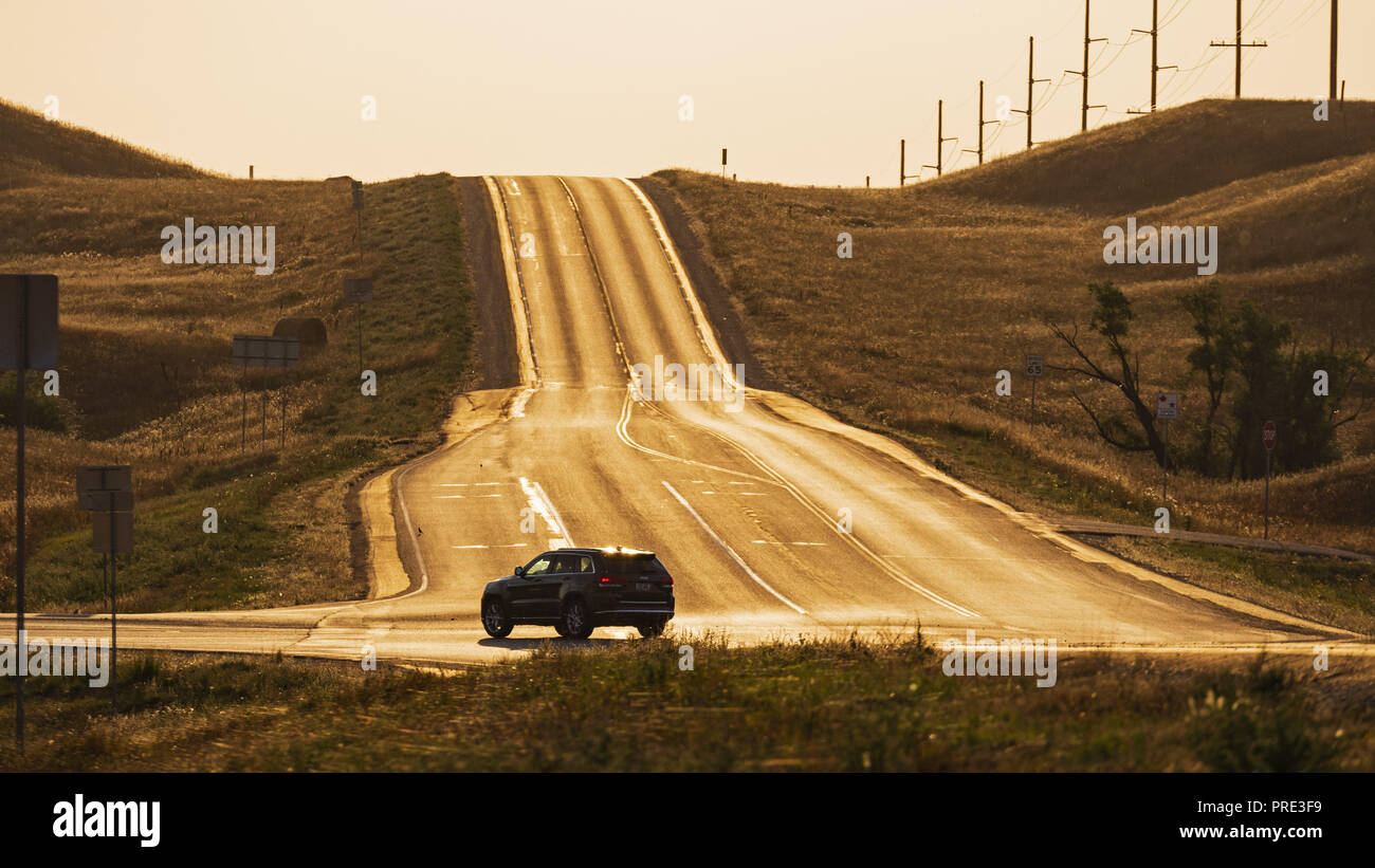 Fortuna, North Dakota, USA. 8. Sep 2018. Eine SUV-Fahrzeug nach Süden abbiegt aus North Dakota Highway 5 auf US-Route 85, östlich von Fortuna, N.D. Credit: bayne Stanley/ZUMA Draht/Alamy leben Nachrichten Stockfoto