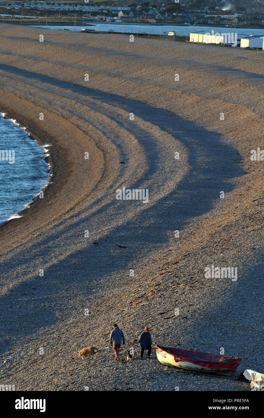 Portland, Dorset, Großbritannien. 1. Okt, 2018. Sun setzt auf Chesil Beach in Portland in Dorset Credit: Finnbarr Webster/Alamy leben Nachrichten Stockfoto