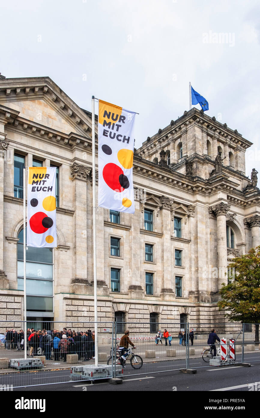 Deutschland, Berlin, Mitte, 1-3 Oktober 2018. Der Tag der Deutschen Einheit Tag der Deutschen Einheit am 3. Oktober ist in Deutschland nationaler Feiertag. Es erinnert an die deutsche Wiedervereinigung im Jahr 1990 nach dem Fall der Berliner Mauer und wird gefeiert mit einem 3-tägigen Festival rund um Platz der Republik, Straße des 17. Juni und Brandenburger Tor. Der Tag wird vom Land Berlin in diesem Jahr im Rahmen seines Bundesrat Vorsitz. Das Motto ist "Nur Mit Dir", "Nur mit euch' und ist ein Fest für die Demokratie und die Freiheit. Credit: Eden Breitz/Alamy leben Nachrichten Stockfoto