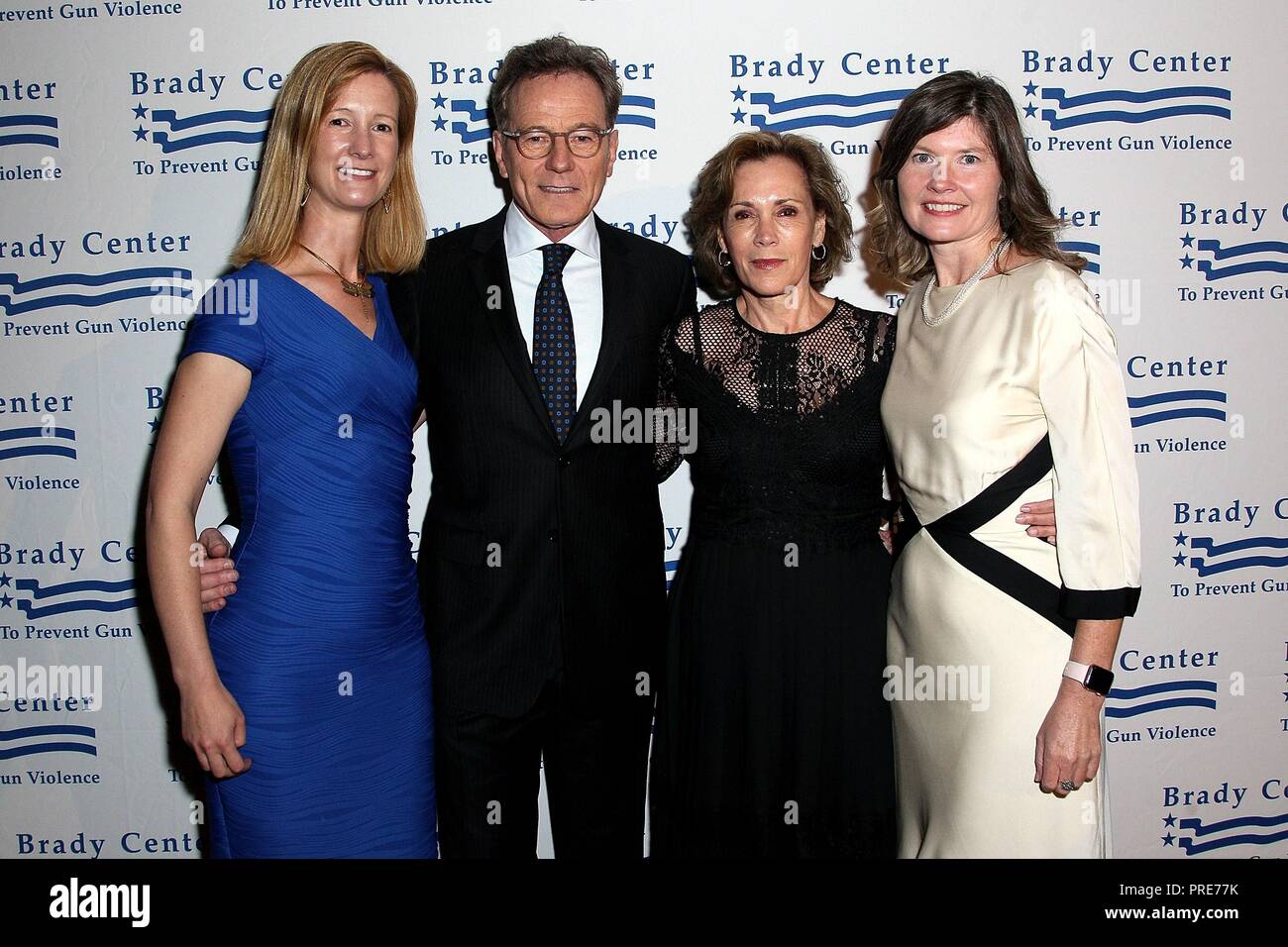 New York, NY, USA. 1. Okt, 2018. Avery Gardiner, Bryan Cranston, Robin Dearden, Kris Braun bei der Ankunft für die Brady Center zu verhindern Gun die Gewalt von 2018 tragen, AWARDS, Gotham Hall, New York, NY, 1. Oktober 2018. Quelle: Steve Mack/Everett Collection/Alamy leben Nachrichten Stockfoto