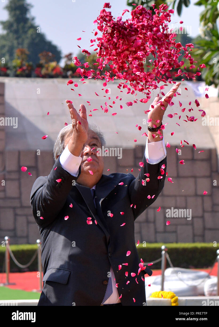 New Delhi, Indien. 2. Okt, 2018. Generalsekretär der Vereinten Nationen, Antonio Guterres zahlt floral Tribute den Geburtstag von Mahatma Gandhi in Rajghat, die Gedenkstätte für Mahatma Gandhi in Delhi, Indien, am Okt. 2, 2018 zu gedenken. Credit: Partha Sarkar/Xinhua/Alamy leben Nachrichten Stockfoto