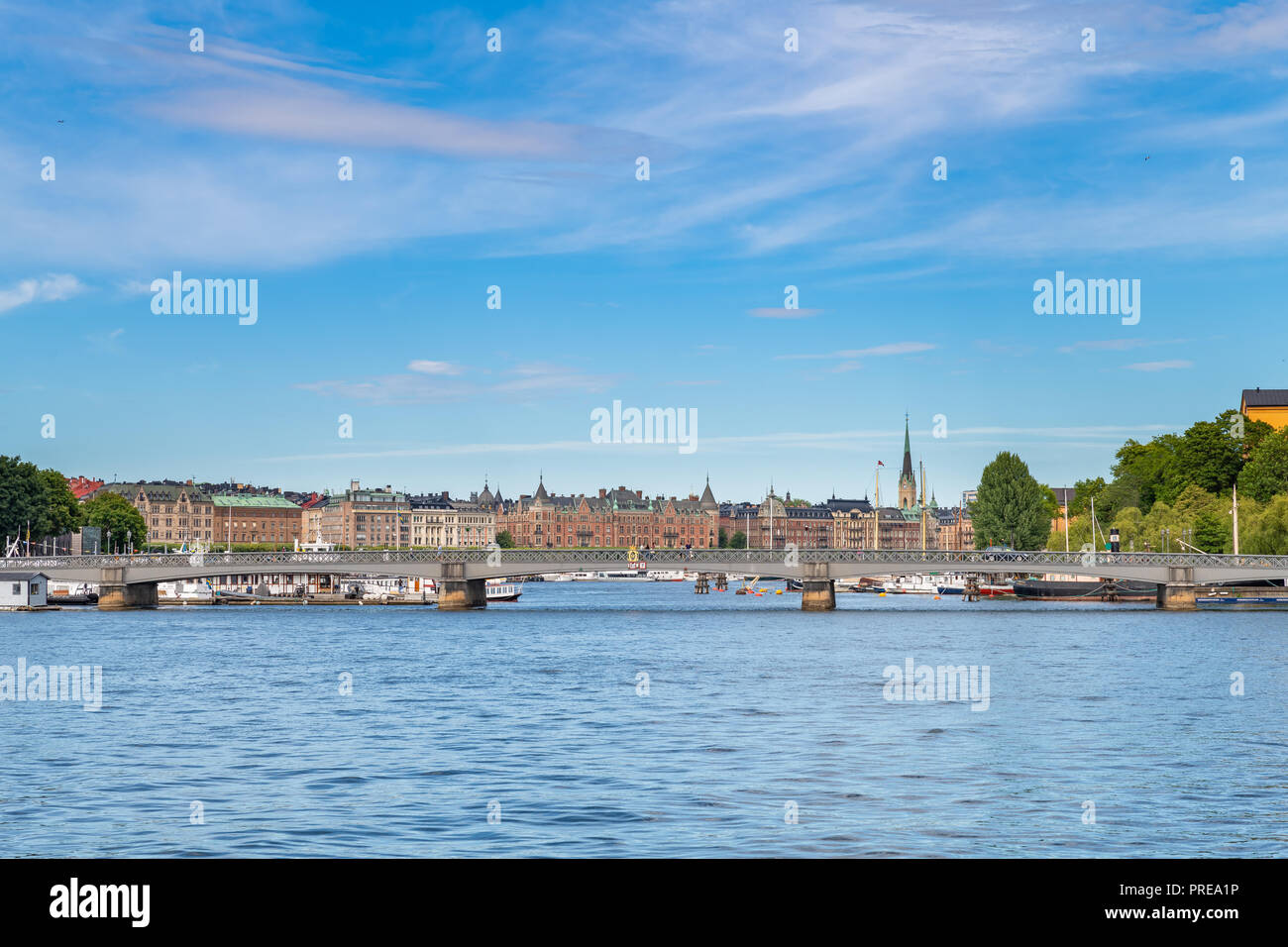STOCKHOLM, Schweden - 7. Juli 2018: Brücke Skeppsholmsbron mit Östermalm auf dem Hintergrund von skeppsbrokajen Straße auf der gegenüberliegenden Seite gesehen Stockfoto