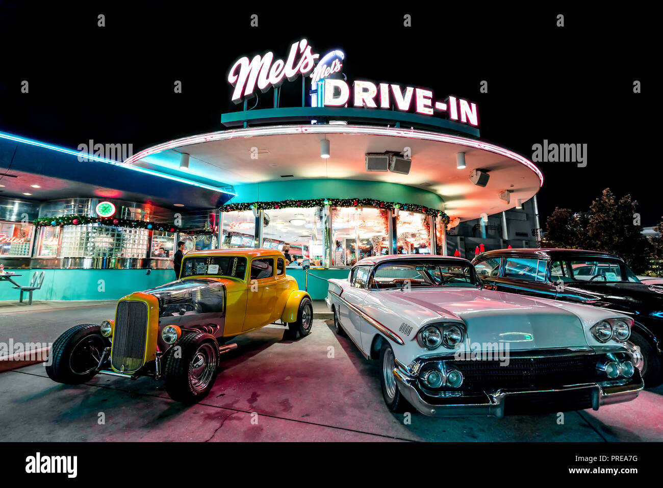 ORLANDO, Florida, USA - Dezember, 2017: schöne Nacht in Mel's Drive-In Restaurant mit Vintage Classic Cars in den Universal Studios Florida Stockfoto