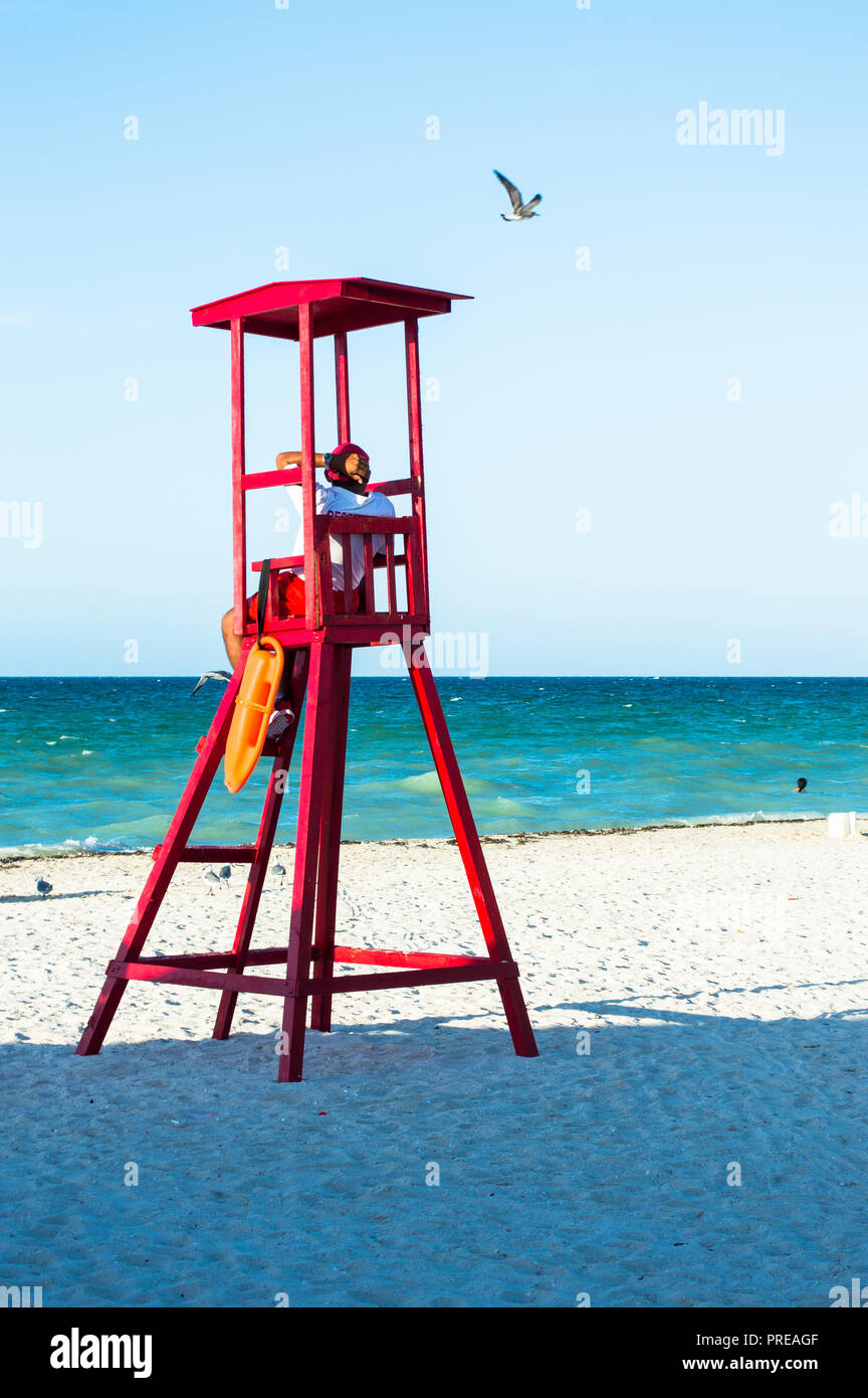 Mexikanische Rettungsschwimmer am Strand von Progreso, Yucatan. Stockfoto