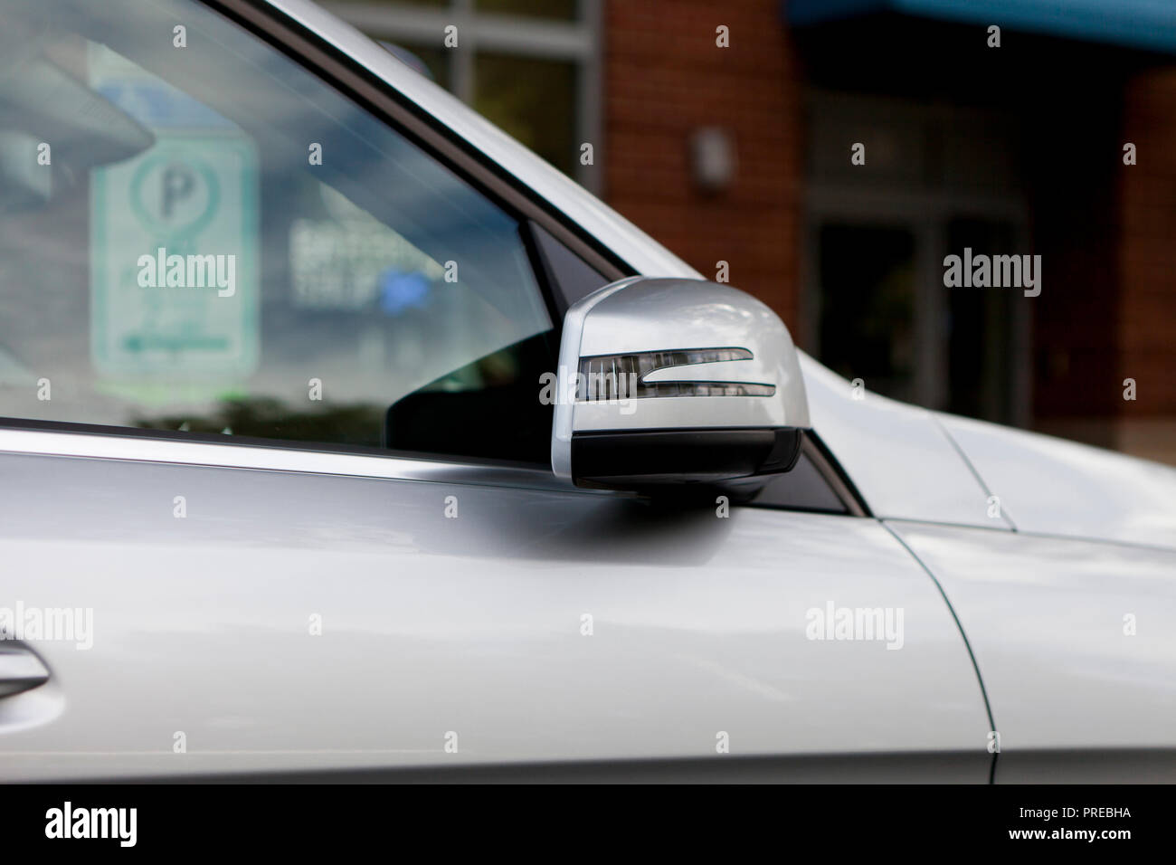 Gefaltete Außenspiegel von Pkw, geparkt auf Straße (klappbare Außenspiegel) - USA Stockfoto
